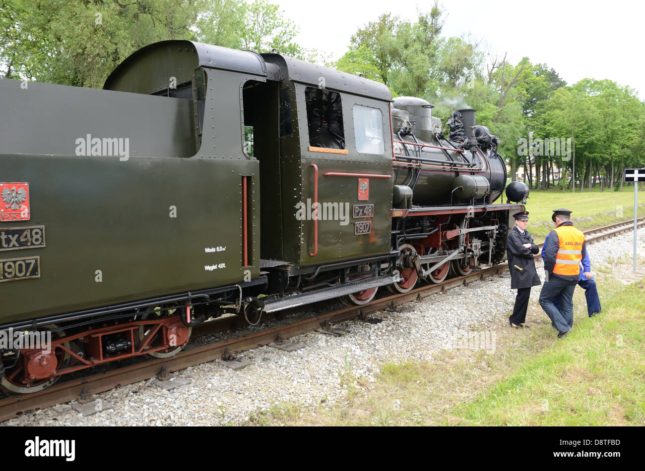 KROSNICE, DOLNY SLASK, Polen - 25 Mai: Schmalspurbahn in Krosnice wiederhergestellt. Eisenbahner vorbereiten für den ersten Lauf. Stockfoto