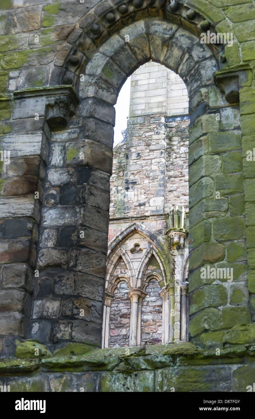 Holyrood Abbey und Palast, Edinburgh, königlichen Residenz - Norman gewölbten Fenster mit gotischen jenseits. Stockfoto