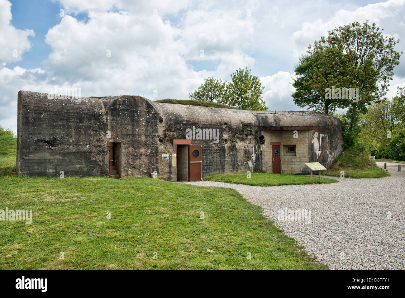 Das Besucherzentrum an der Batterie Azeville, Normandie, Frankreich, ein primäres Ziel der Alliierten in der Normandie Stockfoto