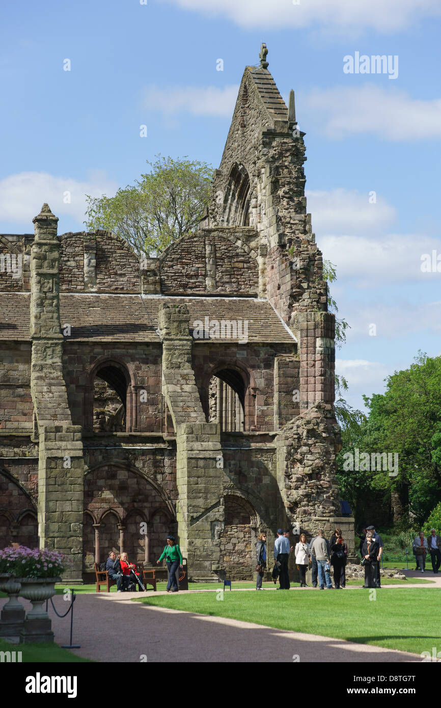 Holyrood Abbey und Palast, Edinburgh, königlichen Residenz - ruiniert Ostende der 12. C Abtei von Gärten gesehen. Stockfoto