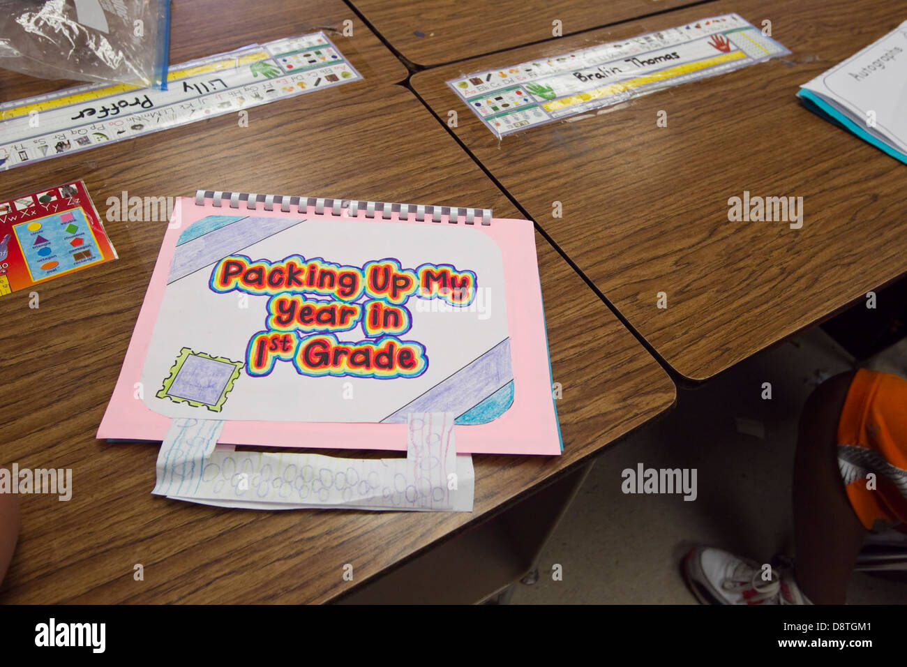 Erste Grader Ende des Jahres-Projekt auf Schreibtisch an der Elementary School in Austin, Texas Stockfoto