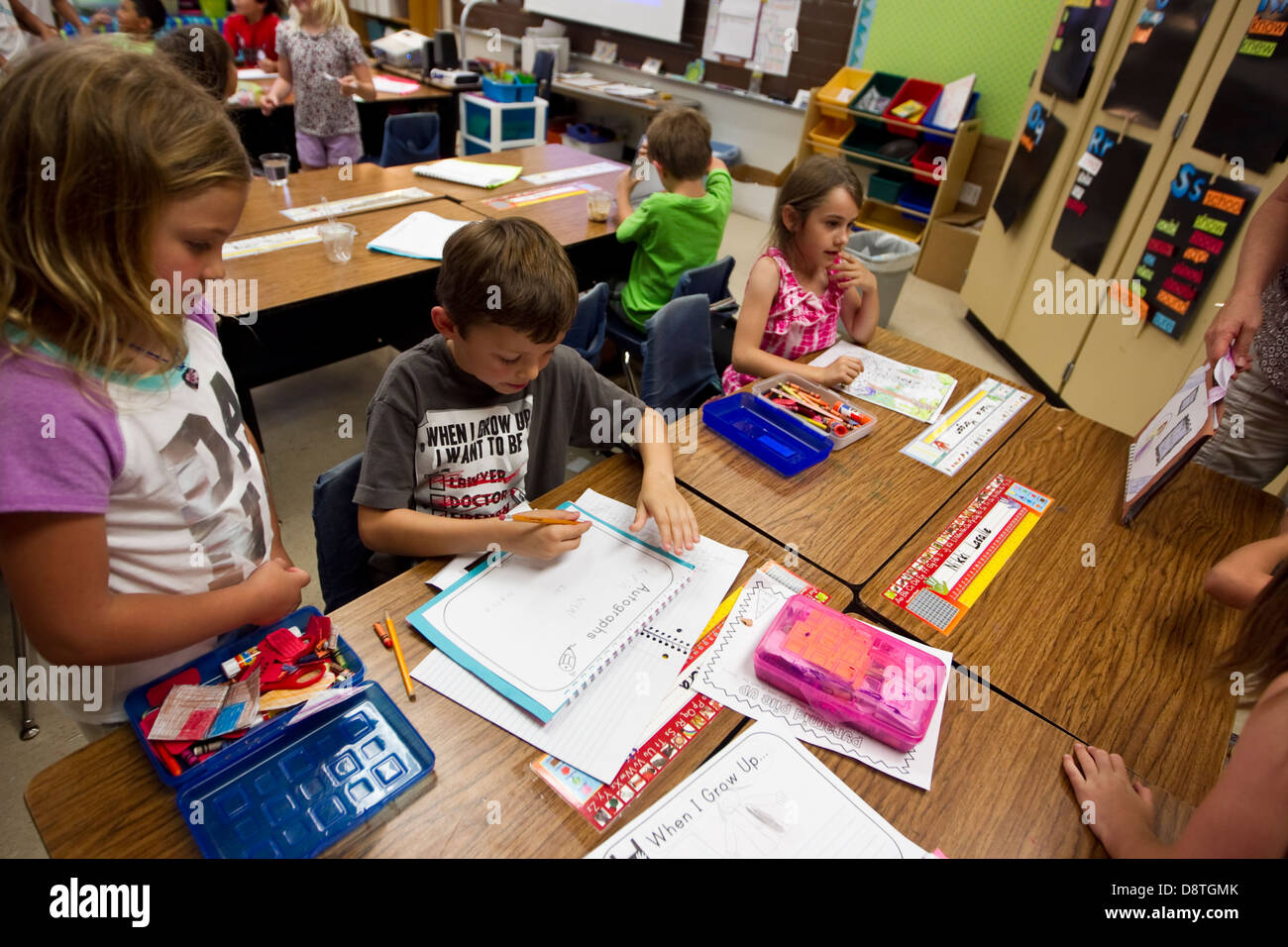 Erste Klasse Grundschule Schüler Zeichen bin Autogrammbuch für Mitschüler am letzten Tag des Schuljahres in Texas Stockfoto