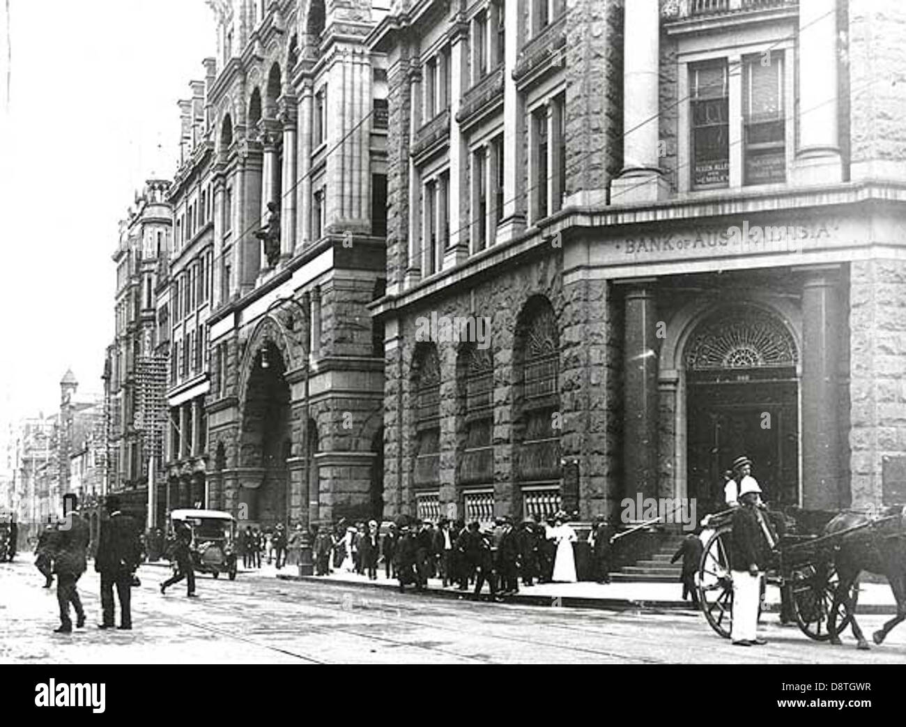 Dieses Schwarzweiß-Foto aus dem Jahr 1910 zeigt die George Street in Sydney mit der Bank of Australasien und den geschäftigen Straßen der Stadt. Pferdekutschen und Fußgänger veranschaulichen das tägliche Leben in Sydney Anfang des 20. Jahrhunderts. Stockfoto