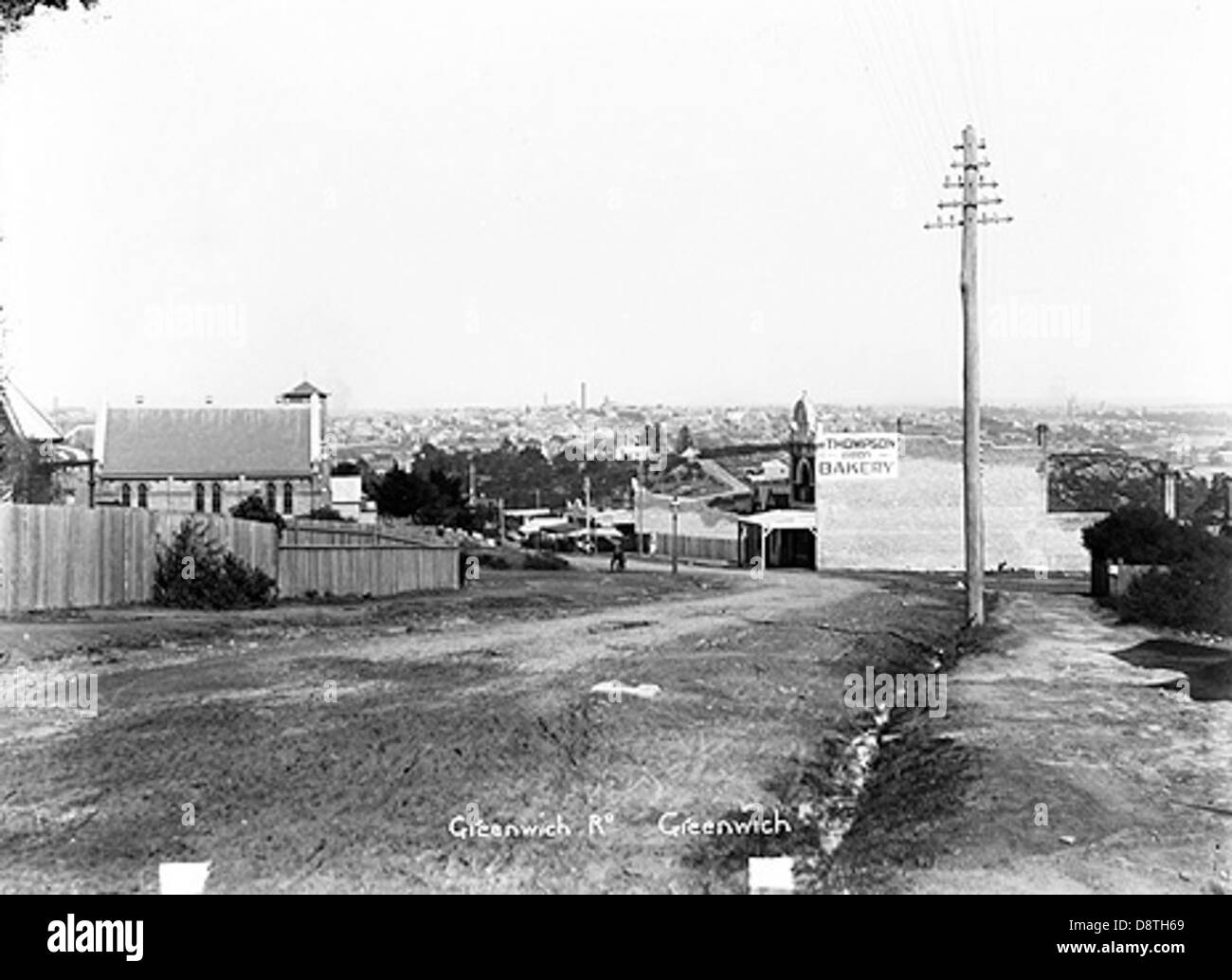 Dieses historische Foto von Greenwich, Sydney, fängt einen Moment in der Zeit mit seinen Straßen und der Architektur ein. Das Schwarzweiß-Bild bietet einen Einblick in die Vergangenheit, das in den State Records of New South Wales aufbewahrt wird und die Entwicklung und historische Bedeutung des Gebiets unterstreicht. Stockfoto