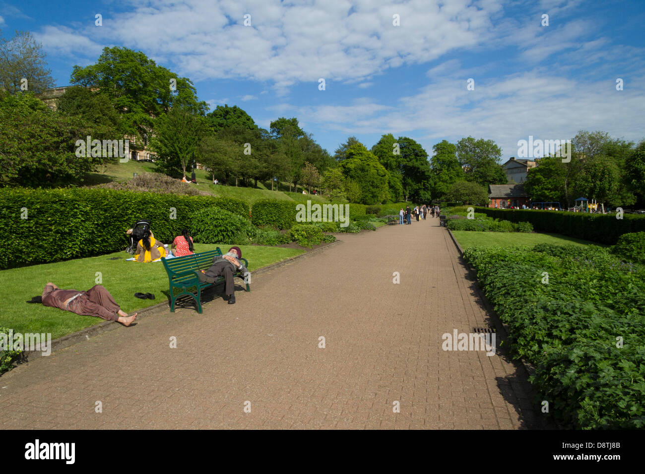 Edinburgh, Schottland. 4. Juni 2013. Menschen in Edinburgh eine der heißesten Tage des Jahres zu genießen.  © Paul Stewart/Alamy Stockfoto