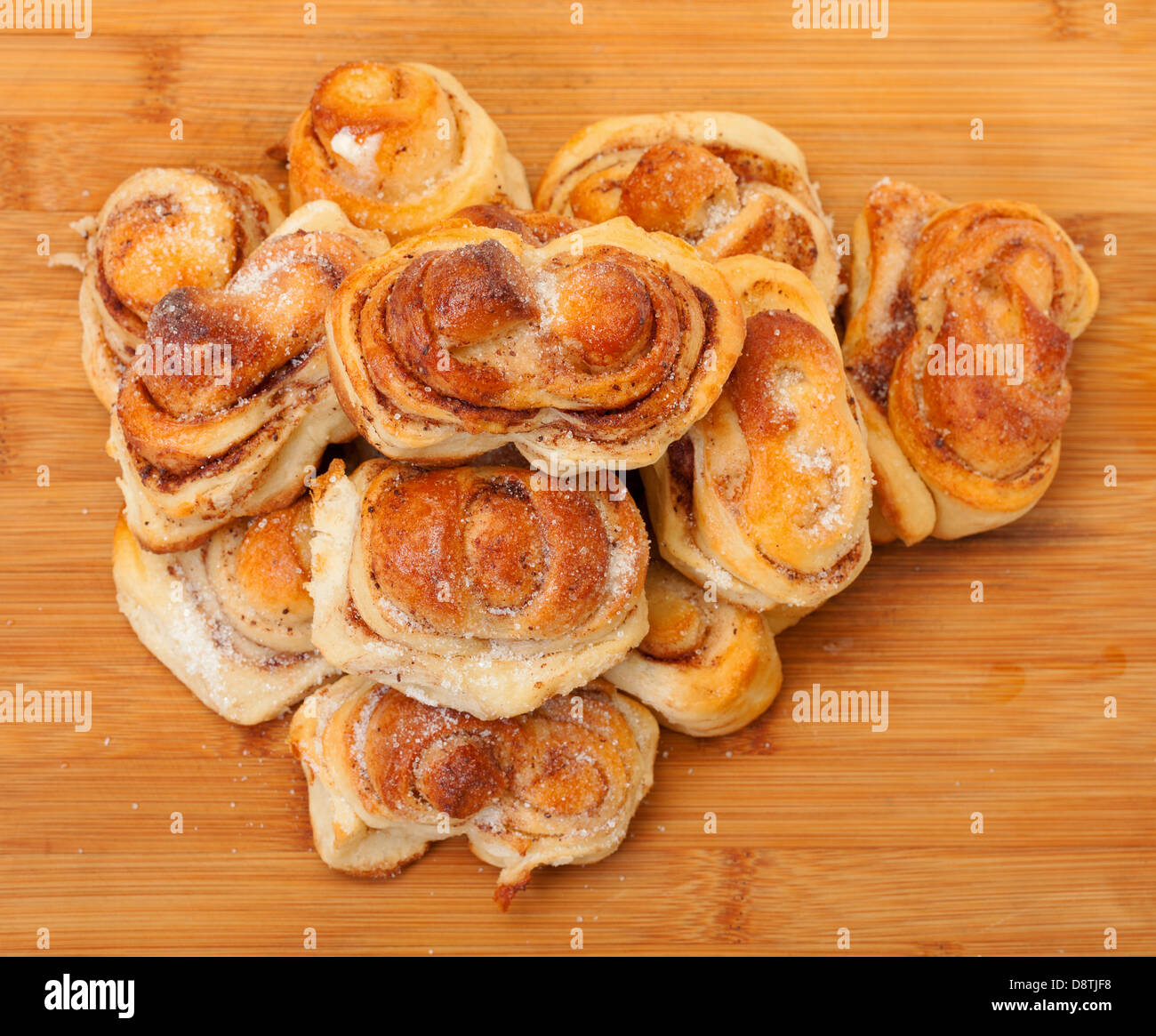 Frisch, appetitlich süße Brötchen, auf Holzbrett, Ansicht von oben Stockfoto