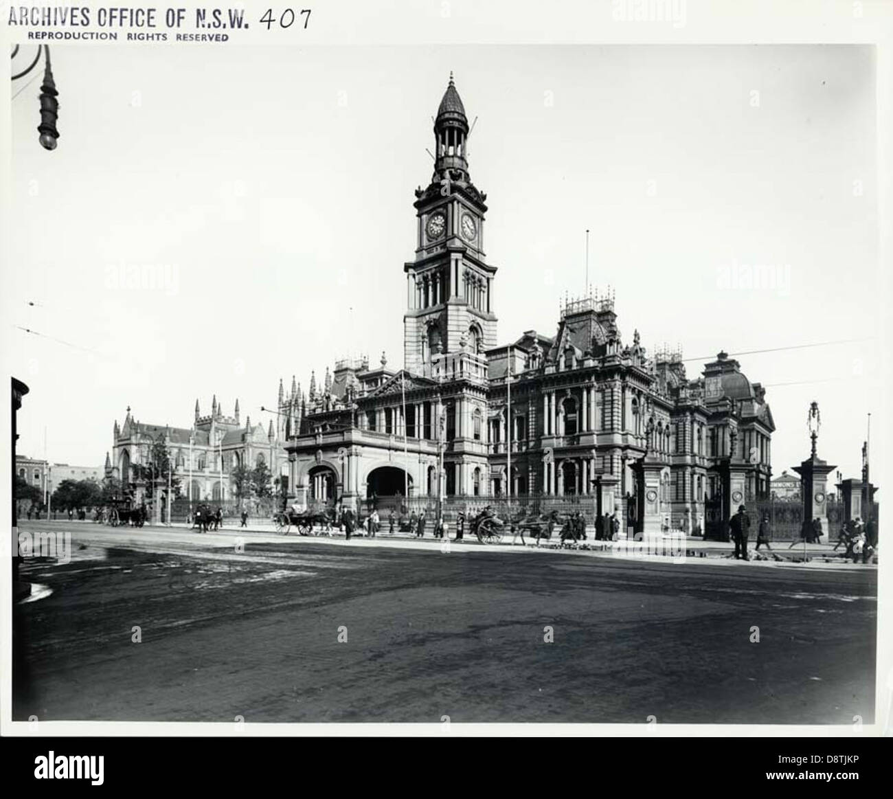 Ein historisches Schwarzweiß-Foto, das das berühmte Rathaus in Sydney von der George Street aus zeigt. Die Szene umfasst den Transport von Pferden und Kutschen und zeigt das tägliche Leben in New South Wales während des frühen 20. Jahrhunderts. Stockfoto