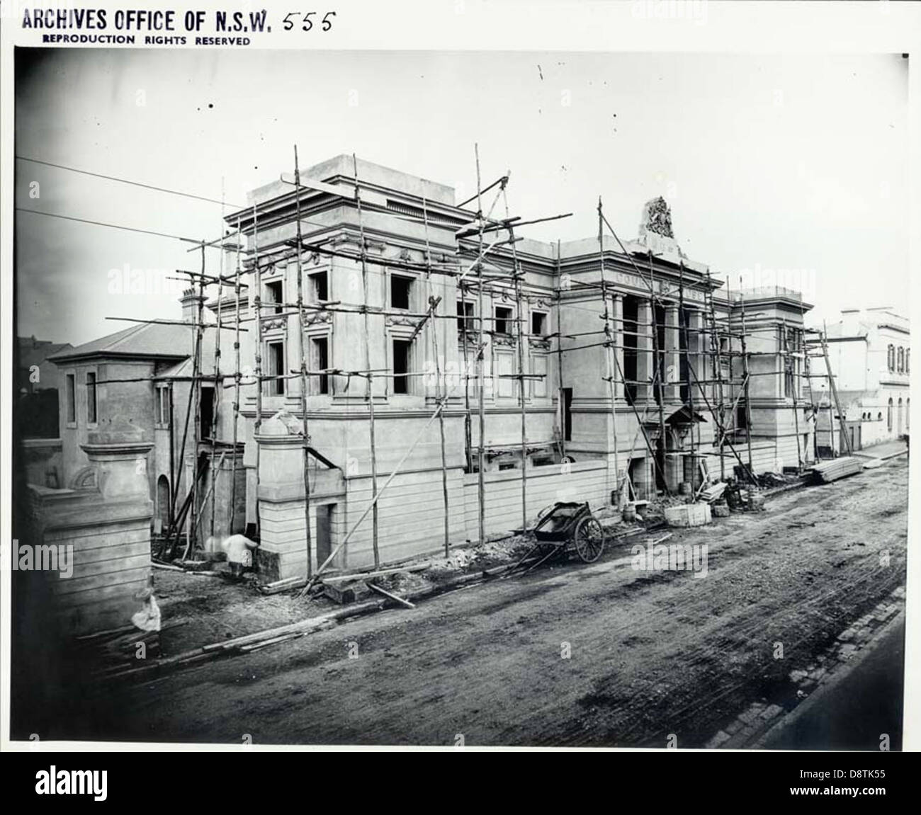 Das von James Barnet entworfene Newtown Court House ist ein bedeutendes historisches Gebäude in New South Wales, Australien. Dieses Schwarzweiß-Bild fängt seine architektonische Schönheit und seine Rolle in der Rechtsgeschichte der Region ein. Stockfoto