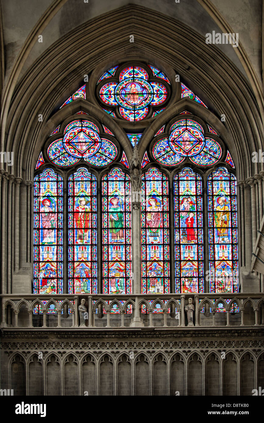 Die Glasfenster im südlichen Arm des Querschiffs der Cathédrale Notre-Dame de Bayeux, Normandie, Frankreich Stockfoto