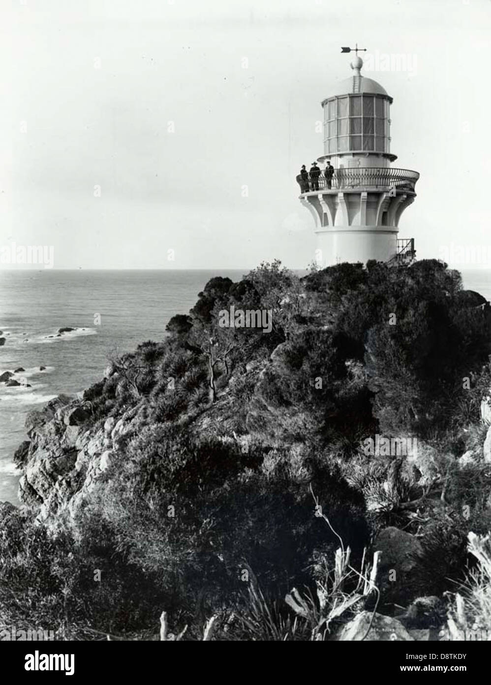 Dieses Schwarzweiß-Foto zeigt das berühmte Sugarloaf Point Lighthouse, entworfen von James Barnet, an der Nordküste von New South Wales. Sie spiegelt die historischen und funktionalen Aspekte der Seeschifffahrt wider. Stockfoto