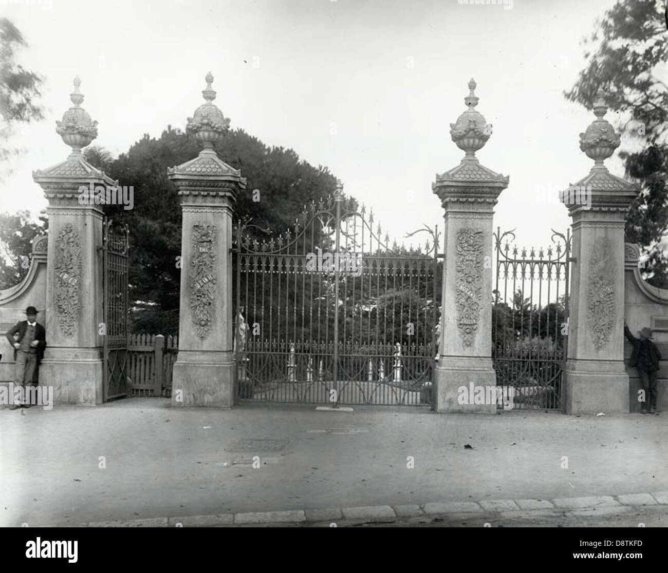 Dieses Schwarzweiß-Foto zeigt die historischen Tore der Royal Botanic Gardens in Sydney, entworfen von James Barnet. Die Tore sind ein wesentliches Merkmal des viktorianischen Designs des Gartens. Stockfoto