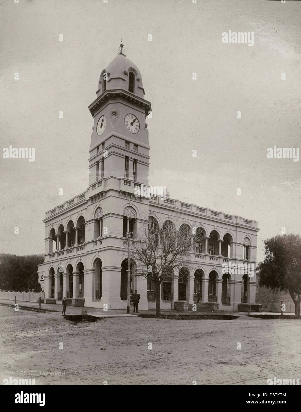Dieses historische Schwarzweiß-Foto zeigt das Tamworth Post Office, entworfen vom Architekten James Barnet. Es spiegelt den architektonischen Stil und die Bedeutung der Poststellen in New South Wales während des späten 19. Jahrhunderts wider. Stockfoto