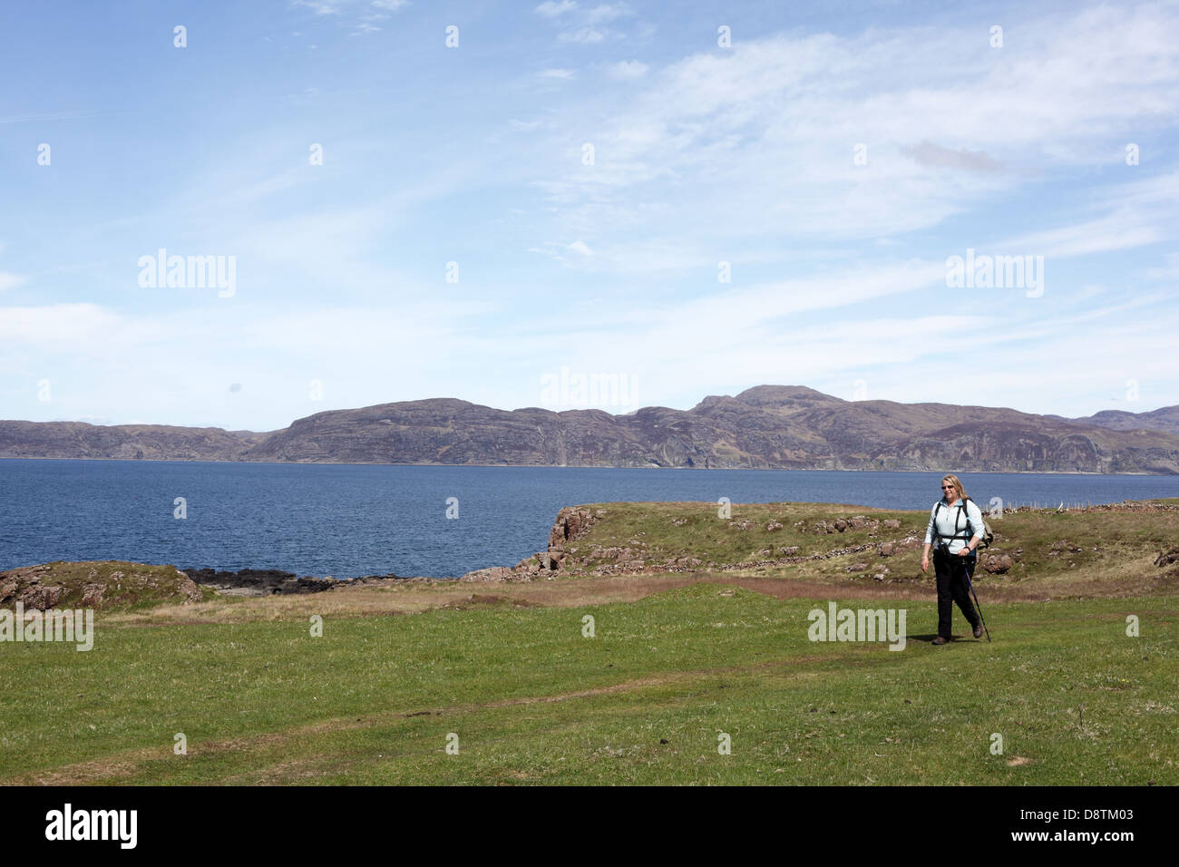 Ein einsamer Wanderer auf dem Fußweg in der Sorne Point Area, Isle of Mull mit Ardnamurchan im Hintergrund, Schottland, Mai 2013 Stockfoto