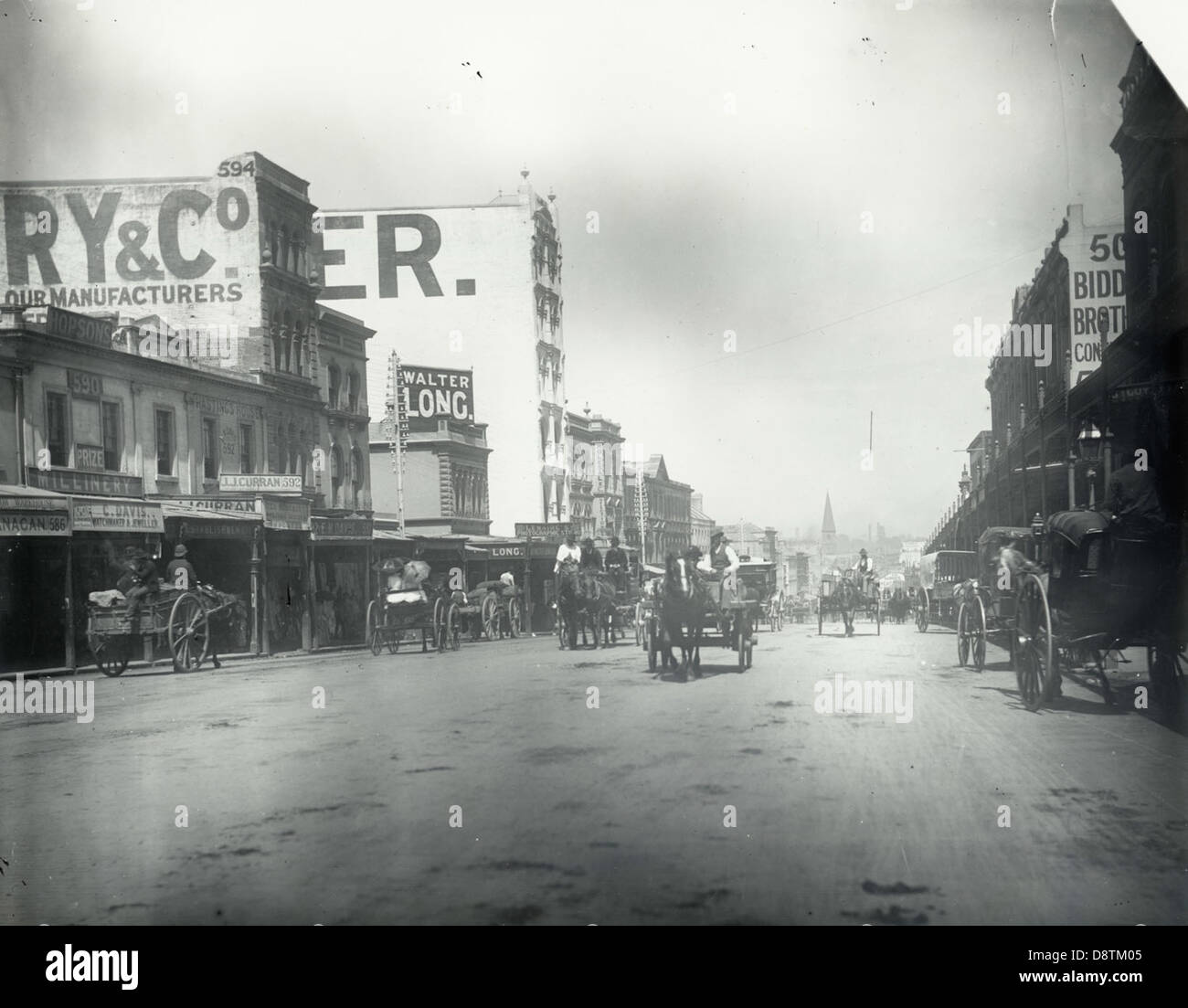 Ein Schwarzweiß-Archivfoto der George Street, Sydney, das die geschäftige Atmosphäre der Straße, Pferdekutschen und das urbane Leben im frühen 20. Jahrhundert in New South Wales zeigt. Stockfoto