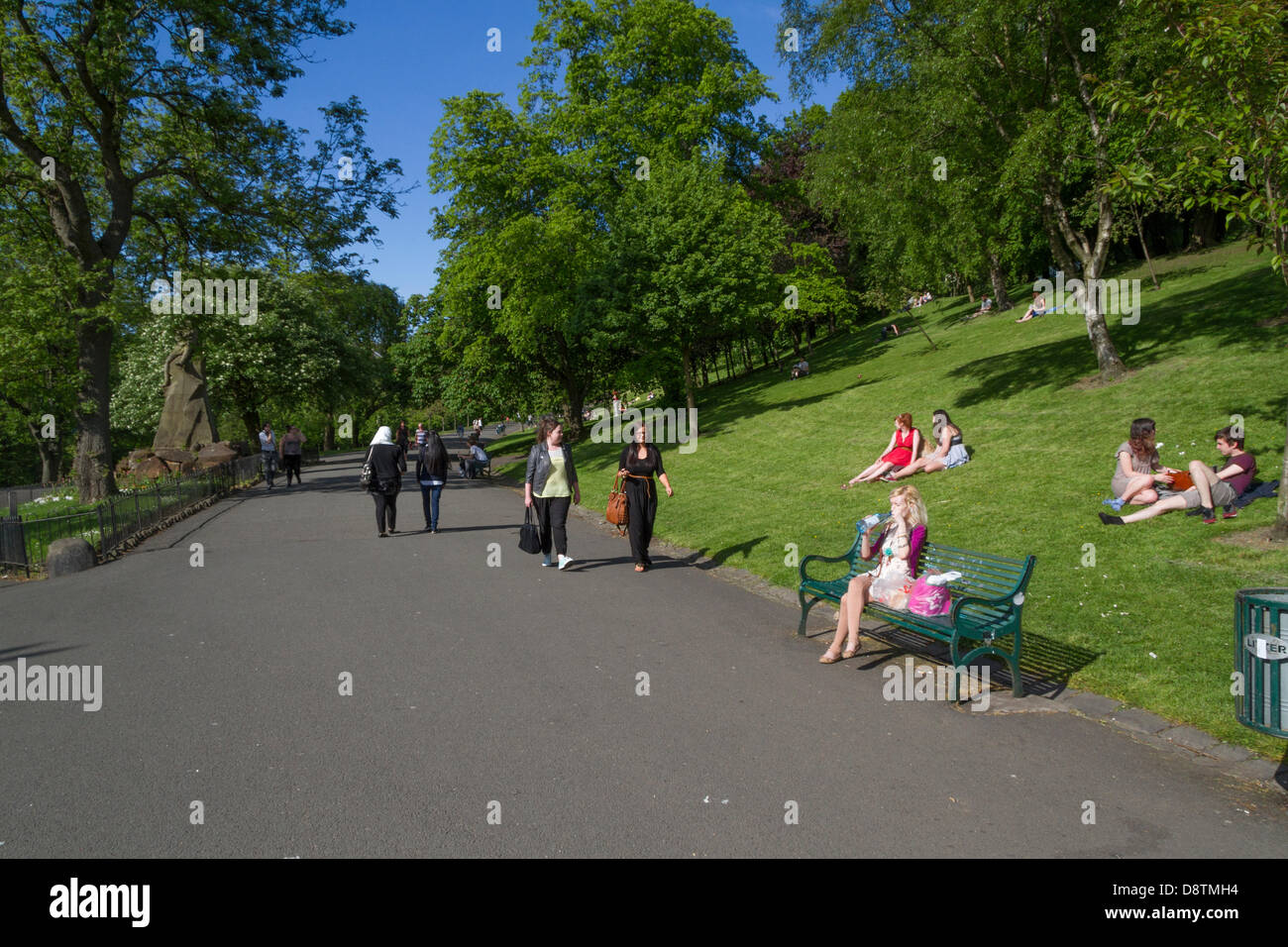 Edinburgh, Schottland. 4. Juni 2013. Menschen in Edinburgh eine der heißesten Tage des Jahres zu genießen.  © Paul Stewart/Alamy Stockfoto