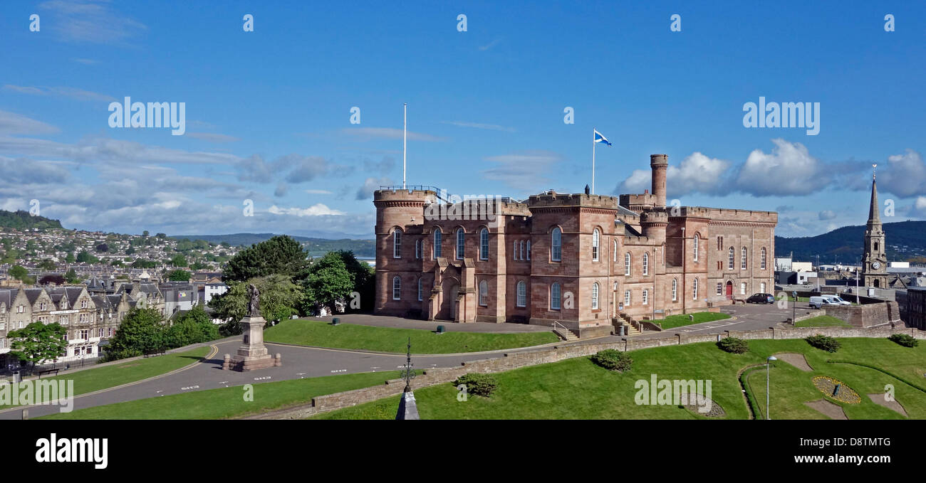 Inverness Castle nach Südosten gerichtete Fassade in Inverness Schottland Großbritannien mit Statue von Flora MacDonald links Stockfoto
