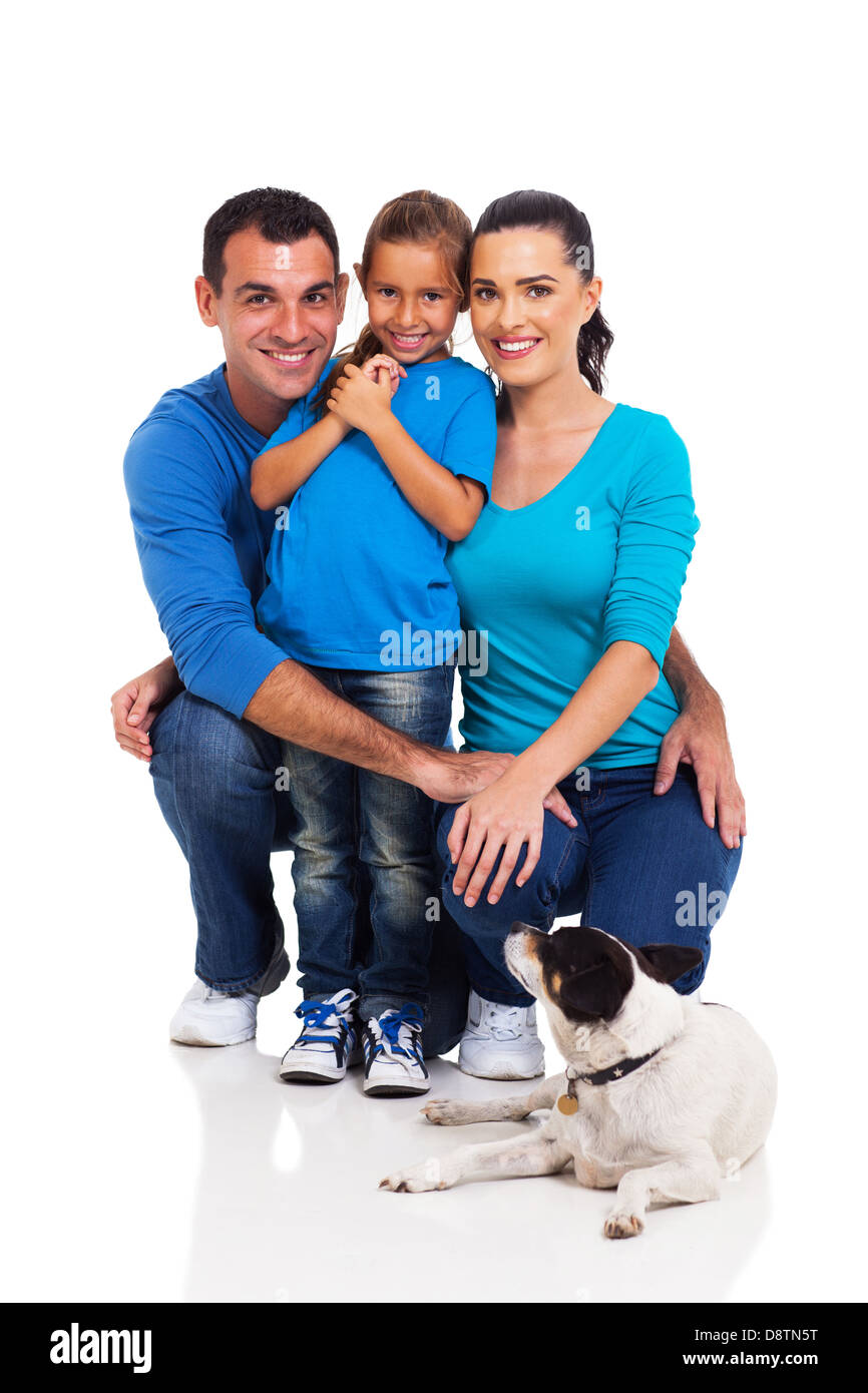 lächelndes Mädchen mit ihren Eltern und ihrem Hund isoliert auf weißem Hintergrund Stockfoto