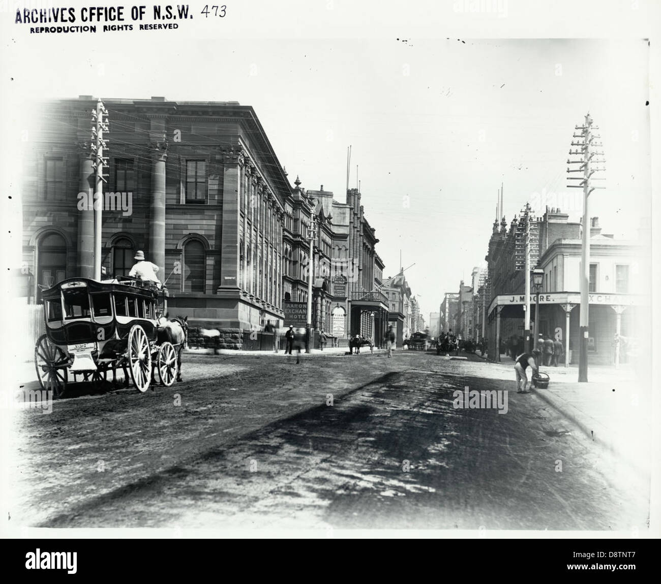 Dieses Schwarzweiß-Foto stammt aus dem Royal State Records of NSW und zeigt die Straßen Bridge und Pitt in Sydney. Das Bild fängt die historische Stadtlandschaft ein und zeigt die Präsenz von Pferdekutschen und das Straßenleben in Australien aus dem frühen 20. Jahrhundert. Stockfoto