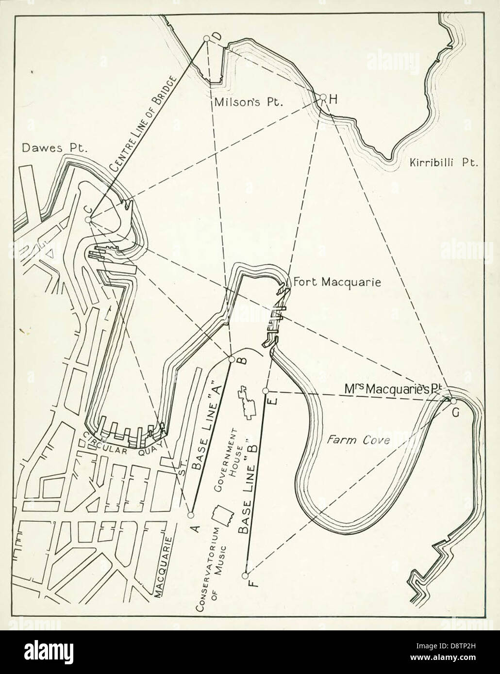 Dieses Archivbild zeigt Basislinien, die zur Triangulierung der Mittellinie der Sydney Harbour Bridge verwendet werden. Die Schwarzweißkarte bietet einen historischen Überblick über die technischen Methoden, die während des Brückenbaus im frühen 20. Jahrhundert angewandt wurden. Stockfoto