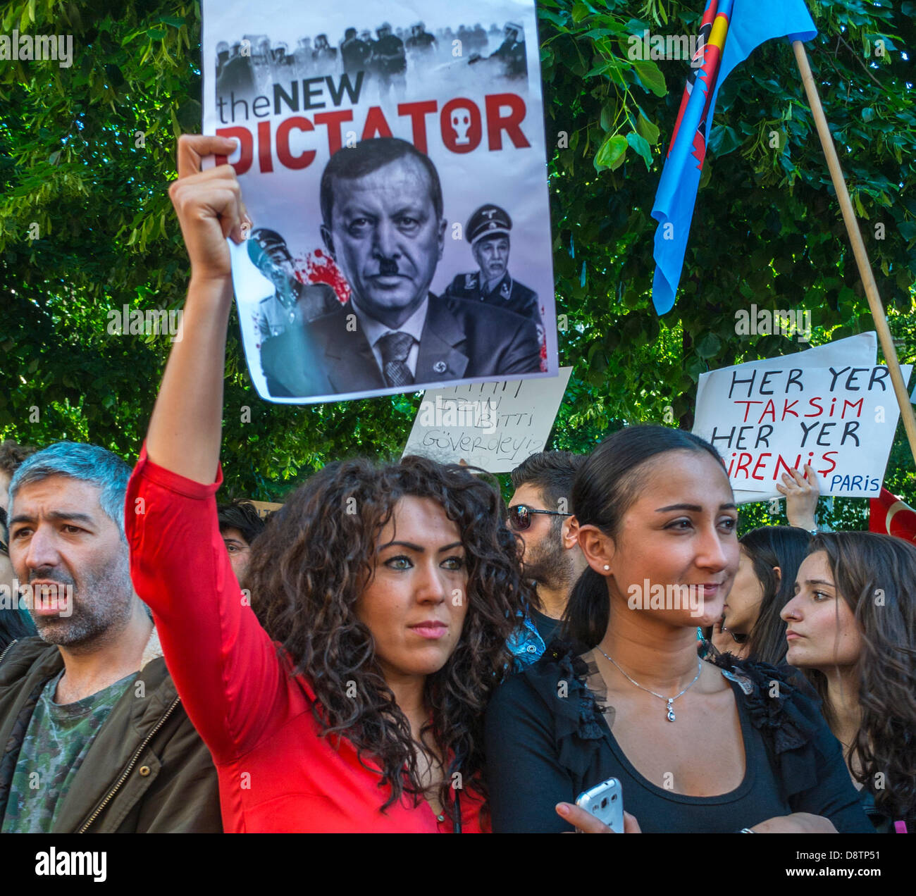 Paris, Frankreich. Türkische Bevölkerung, die bei den jüngsten an-kara-Anti-Regierungs-Demonstrationen gegen das harte Vorgehen der türkischen Regierung protestiert. Frau, die Protest hält, Zeichen "der neue Diktator", Jugendproteste Stockfoto