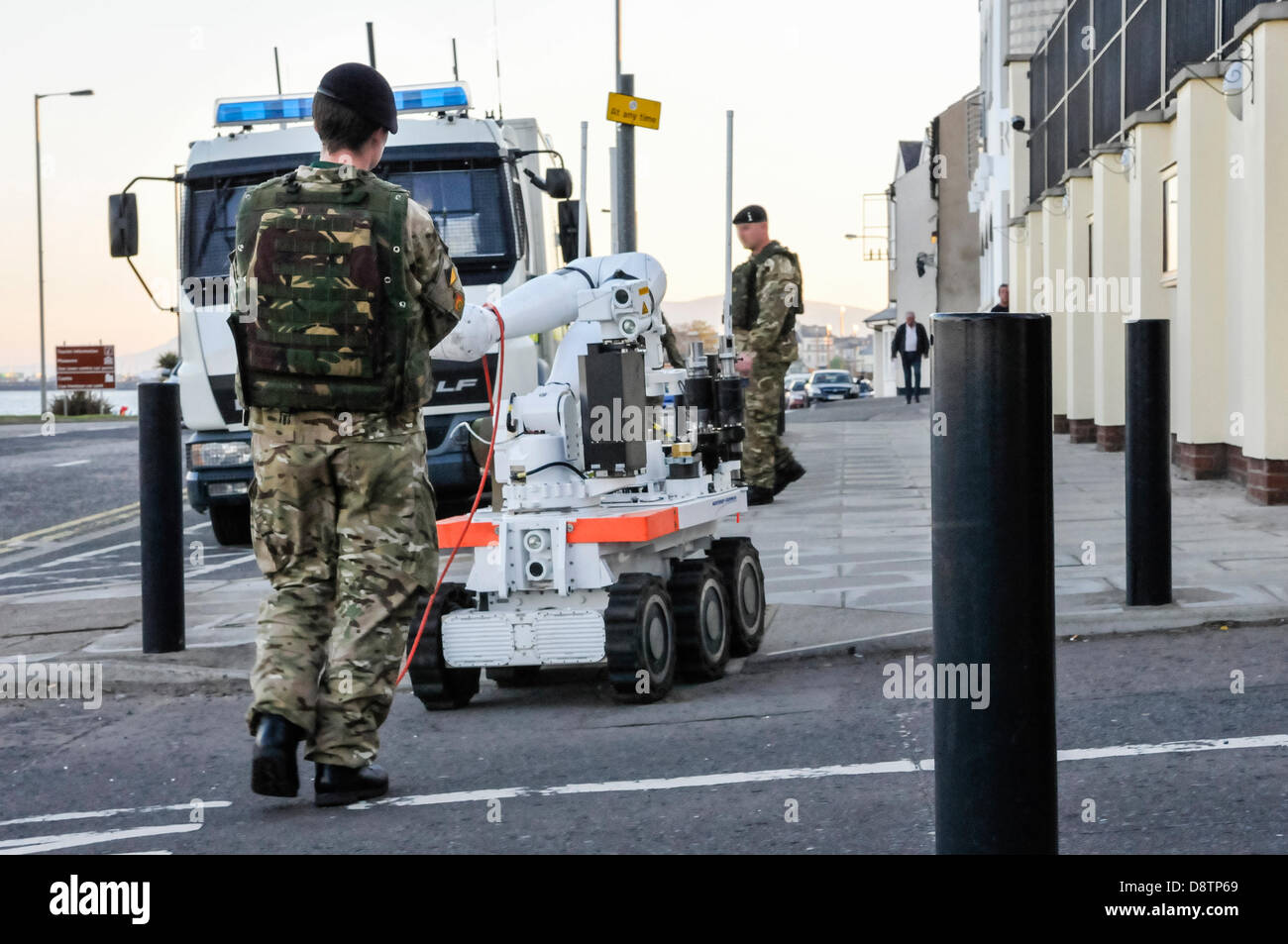 Carrickfergus, Nordirland. 4. Juni 2013. Ein Soldat von EOD-11 Squadron (Bomb Squad) aus der Ferne steuert ein Northrop Grumman "Andros" Roboter Credit: Stephen Barnes/Alamy Live News Stockfoto