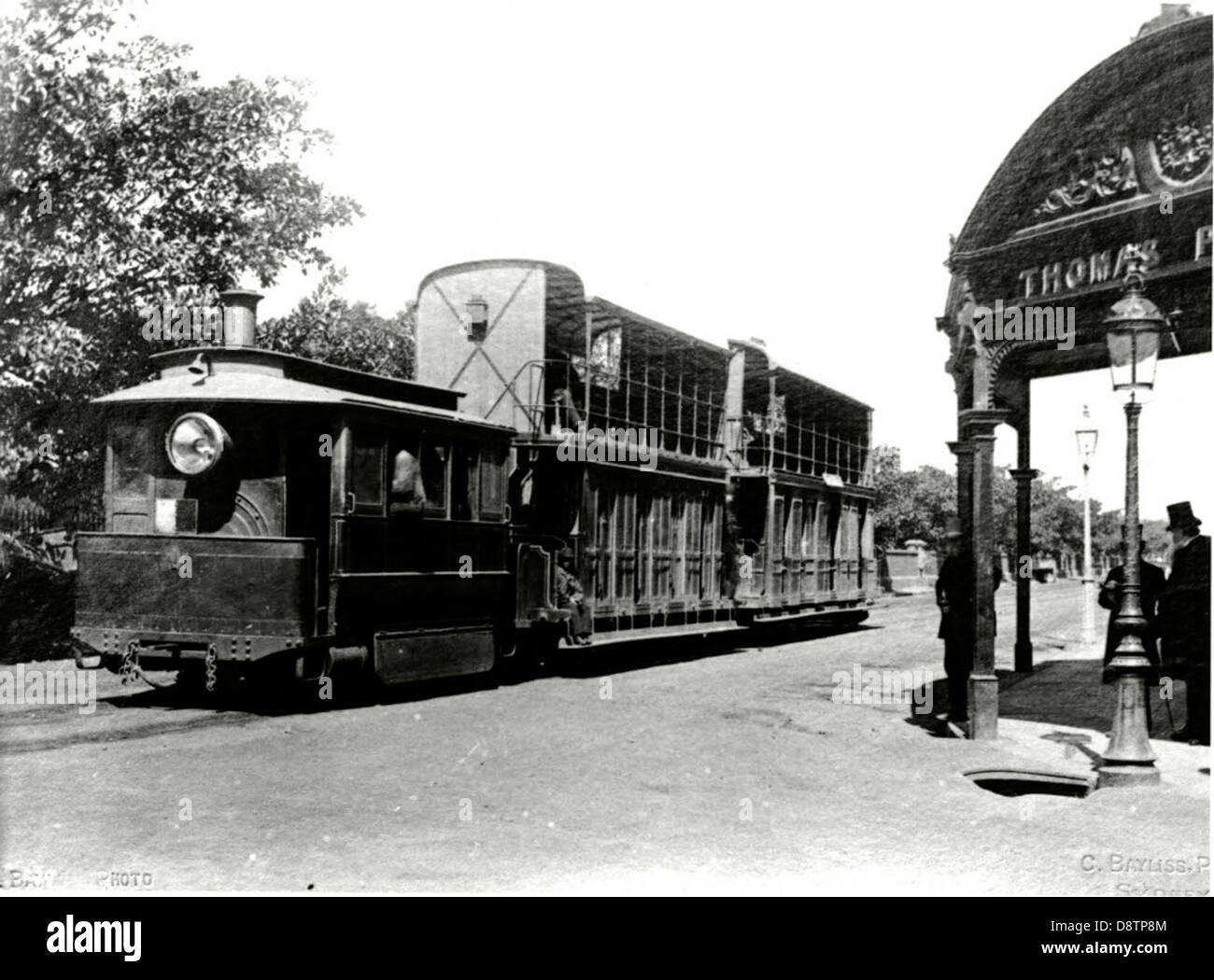 Dieses Schwarzweiß-Foto von c.1885 zeigt eine Straßenbahn aus Sydney, die am Albion Hotel in der Elizabeth Street vorbeifährt, mit einer Doppeldecker-Straßenbahn und zeigt Sydneys historisches Verkehrssystem. Stockfoto