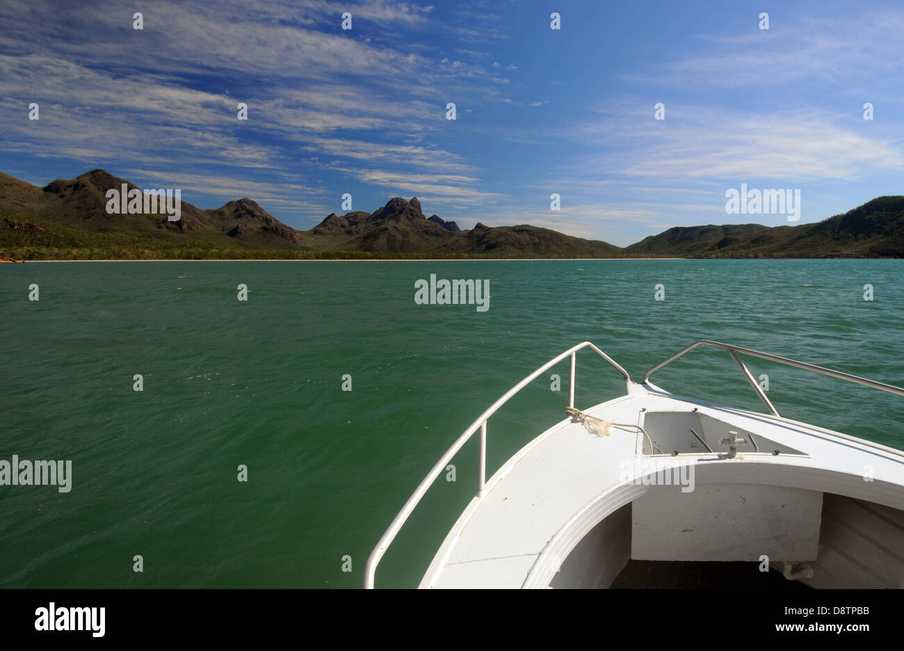 Bogen des Boot nähert sich Zoe Bay, Hinchinbrook Island Nationalpark, Queensland, Australien. Keine PR Stockfoto