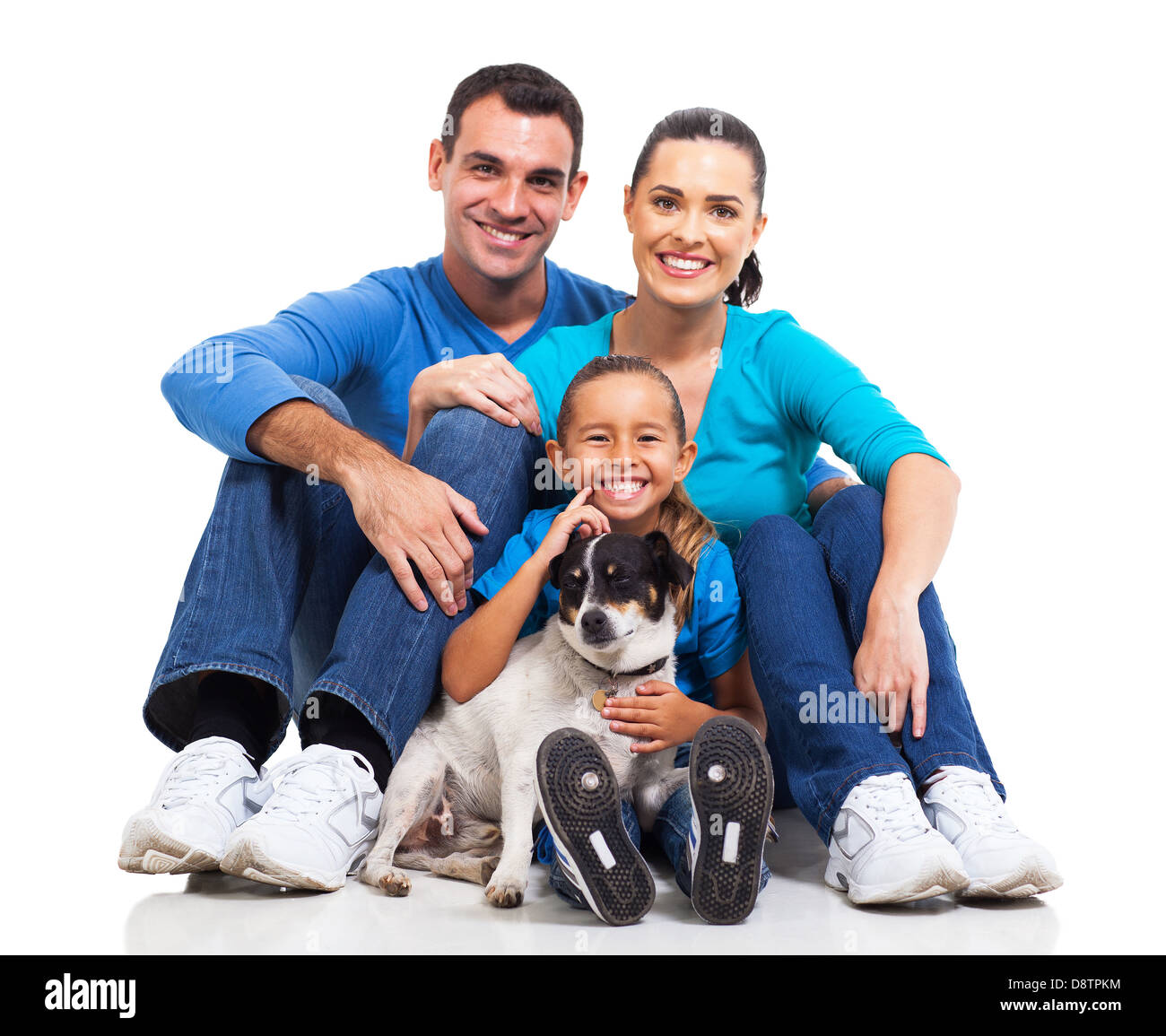 Porträt von netten Familie sitzen auf Boden mit ihrem Haustier Hund isoliert auf weiss Stockfoto