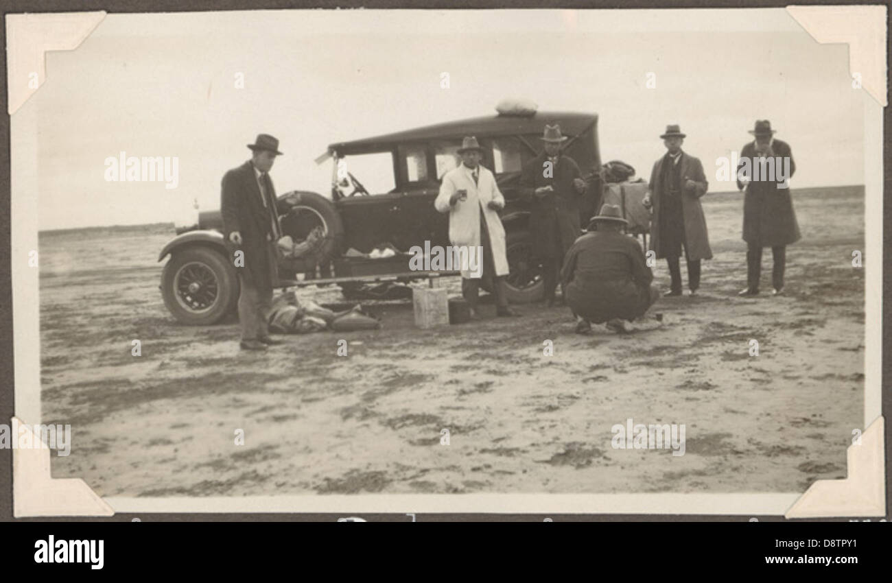 Dieses historische Bild zeigt eine ländliche Picknickszene in Oxley, New South Wales. Die Versammlung umfasst Personen, die als T.J.S., R.B.P., H.D.C., J.F.B., E.E.C., und E.N.H. das Foto ist Teil der L.G. Watt-Sammlung, die im State Records of New South Wales untergebracht ist und einen Einblick in das ländliche Leben in der Ära von 14/1744 bietet. Stockfoto