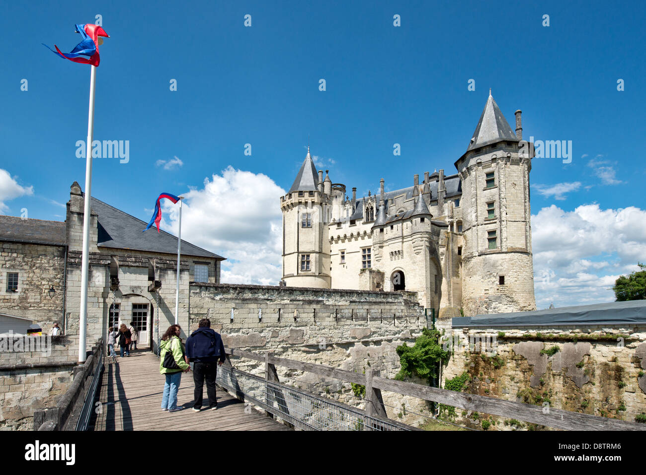 Touristen bewundern die historischen Château de Saumur im Loire-Tal, Frankreich. Von der Brücke zum Schloss. Stockfoto