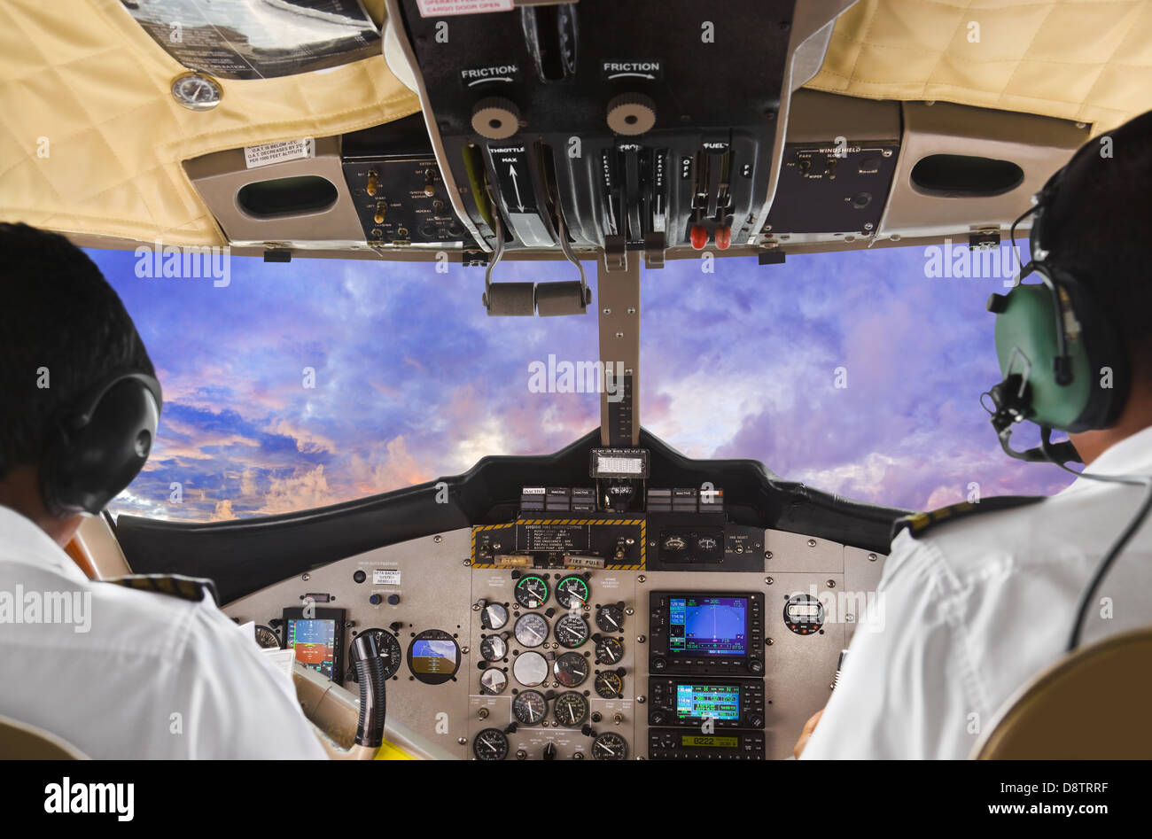 Piloten im Flugzeug-Cockpit und Sonnenuntergang Stockfoto