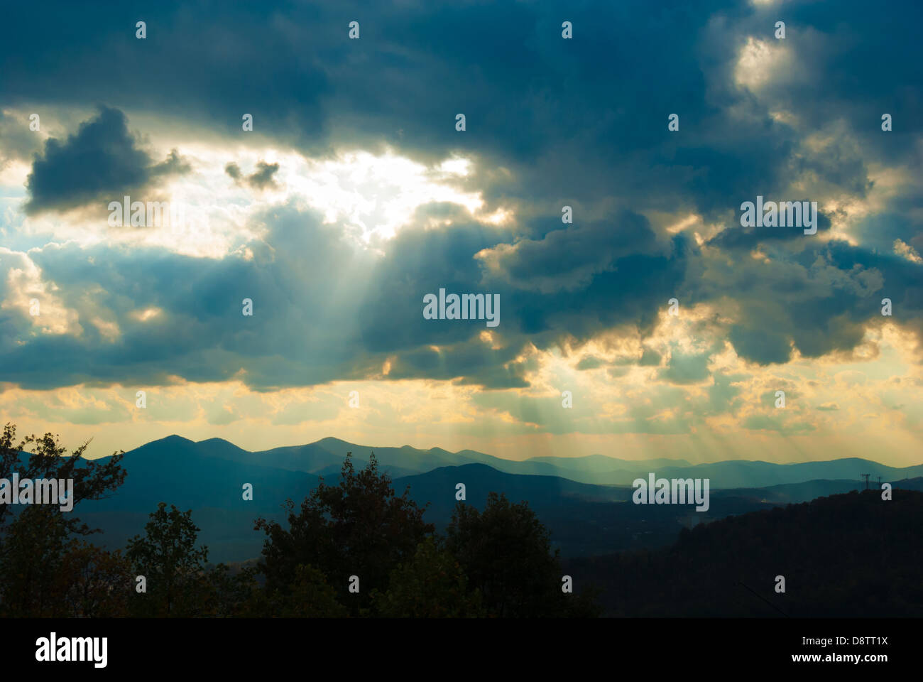 Das Sonnenlicht strömt durch stürmische Wolken über Blairsville, Georgia, in den Blue Ridge Mountains. (USA) Stockfoto