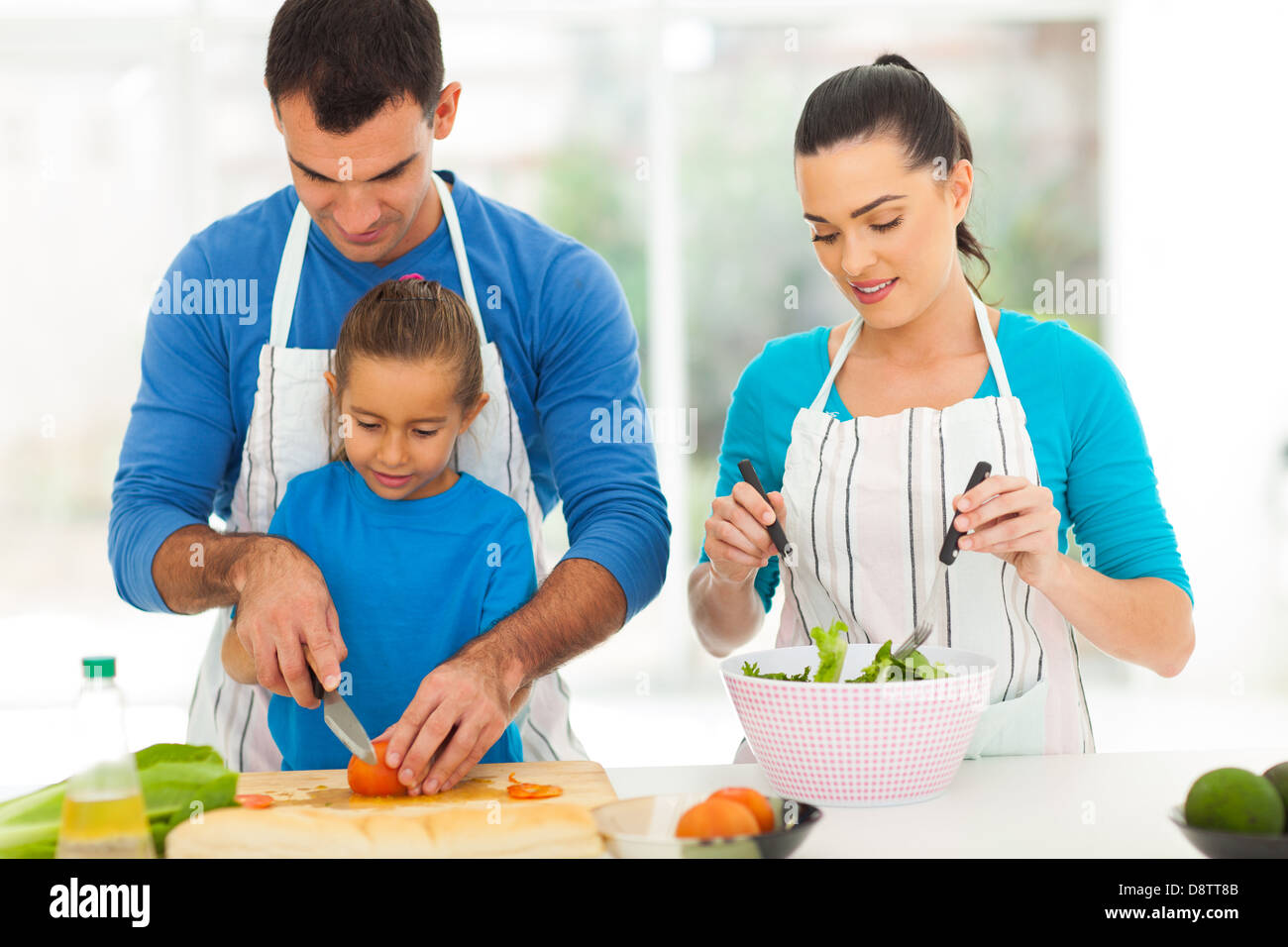 fürsorglicher Vater Lehre Töchterchen Schneiden von Gemüse beim Kochen zu Hause Familie Stockfoto