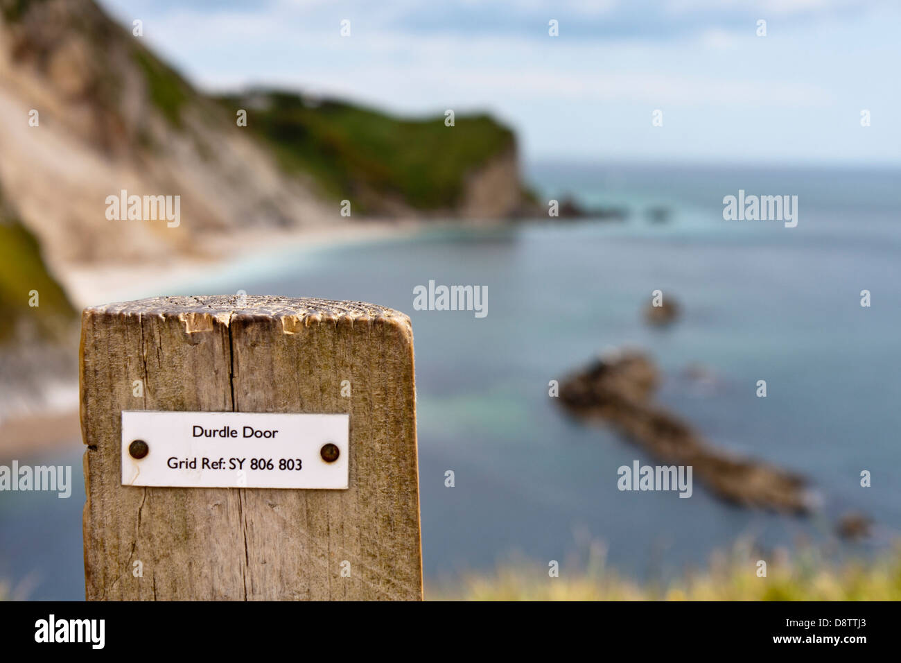 Raster-Verweis auf Zaun post geben Karte Lage für Wanderer bei Durdle Door in Dorset. Fokus-Hintergrund. Stockfoto