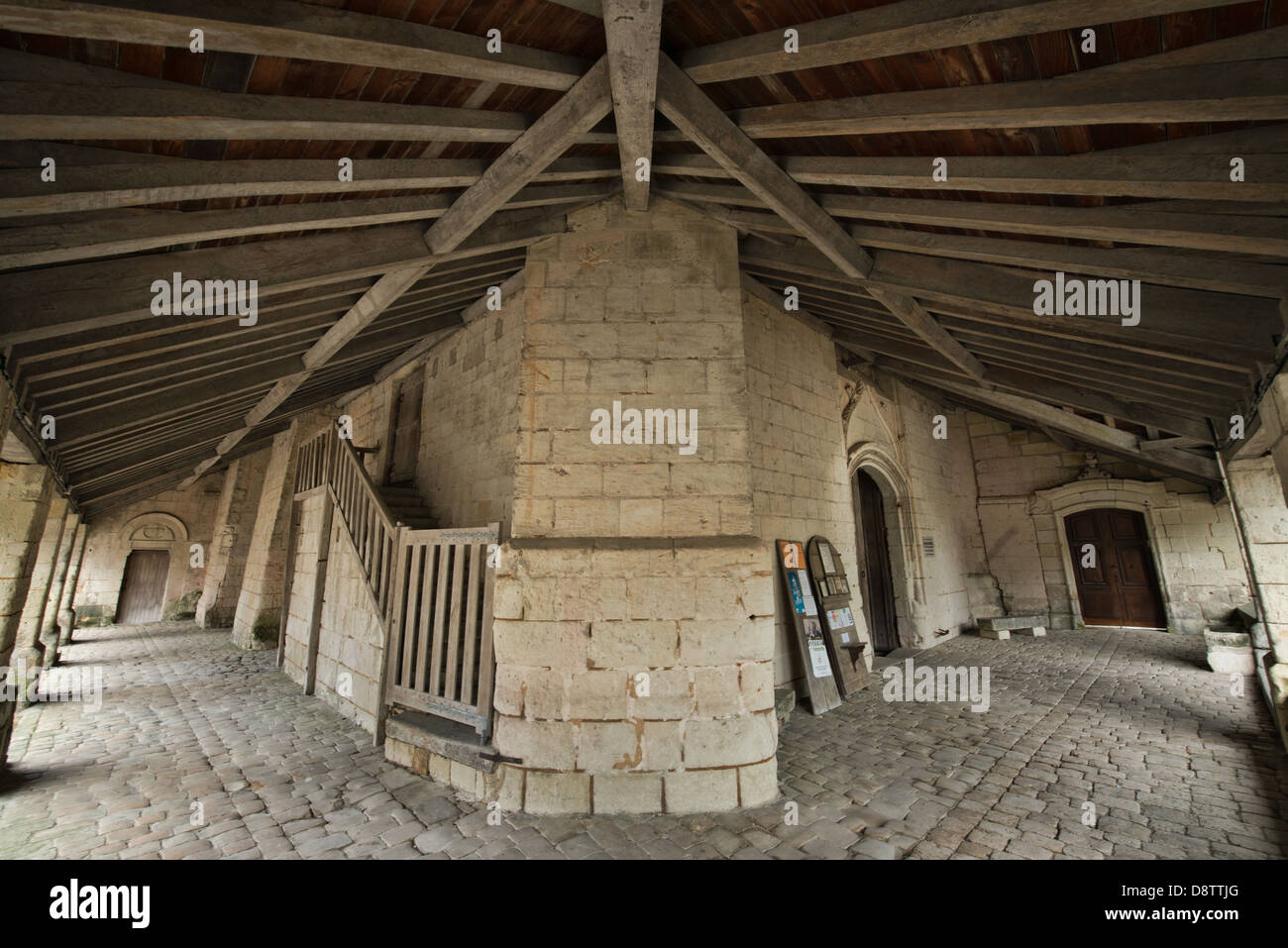 Detail-Durchgänge & Eingang an der Kirche in Fontevraud im Tal Loire, Frankreich. Stockfoto