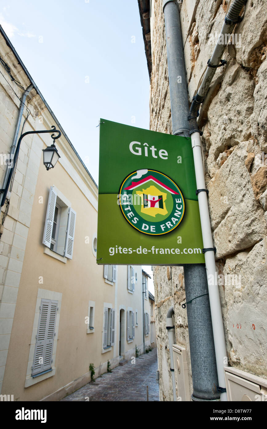 Gites de France Zeichen in eine traditionelle französische Straße Stockfoto