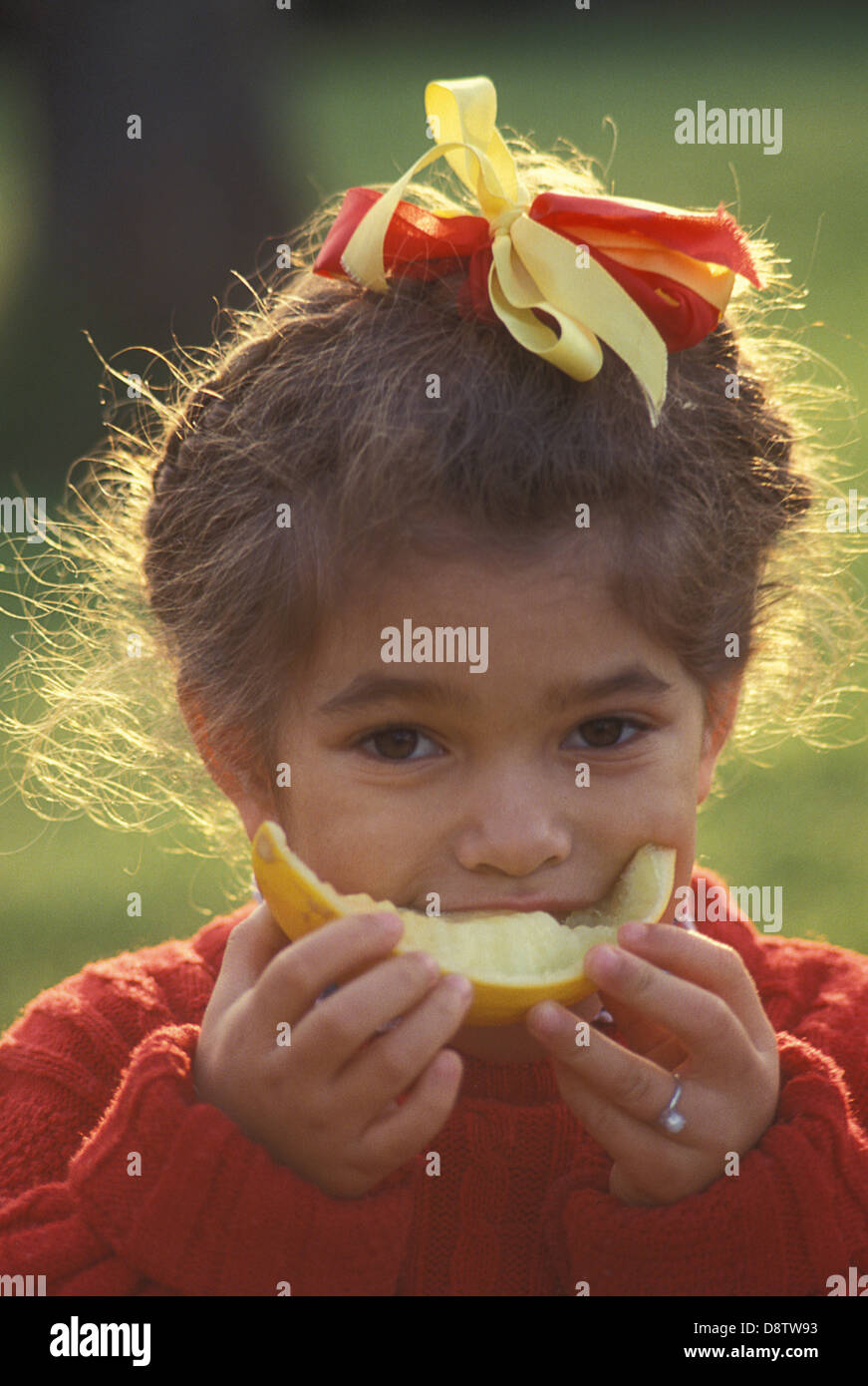kleine Mädchen Essen Stück Melone Stockfoto