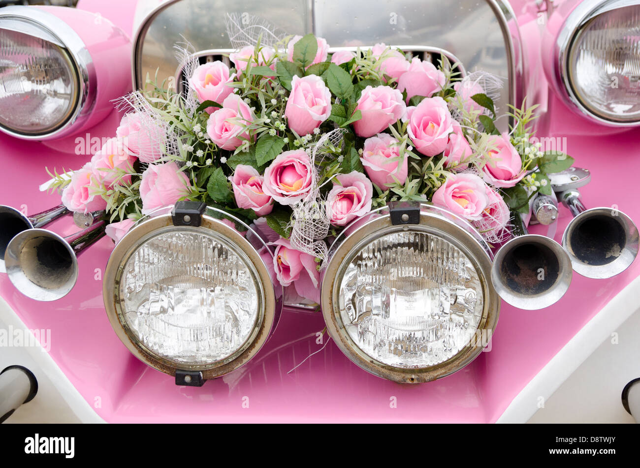 Rosa Hochzeitsauto Stockfoto