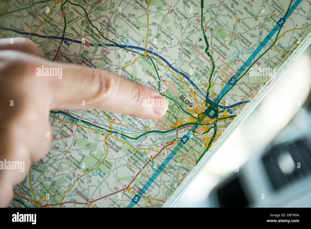 Ein Fingerzeig in Blois, Frankreich auf einer Karte Stockfoto