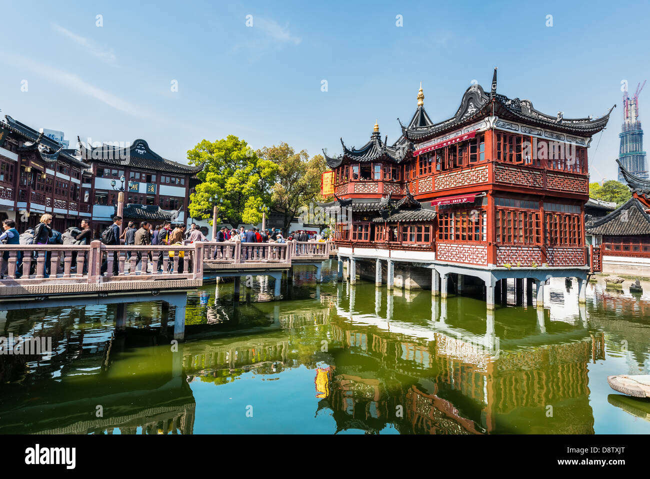 Shanghai, China - 7. April 2013: Menschen außerhalb der ältesten Teehaus Fang Bang Zhong Lu in der Altstadt von Shanghai in China am 7. April 2013 Stockfoto