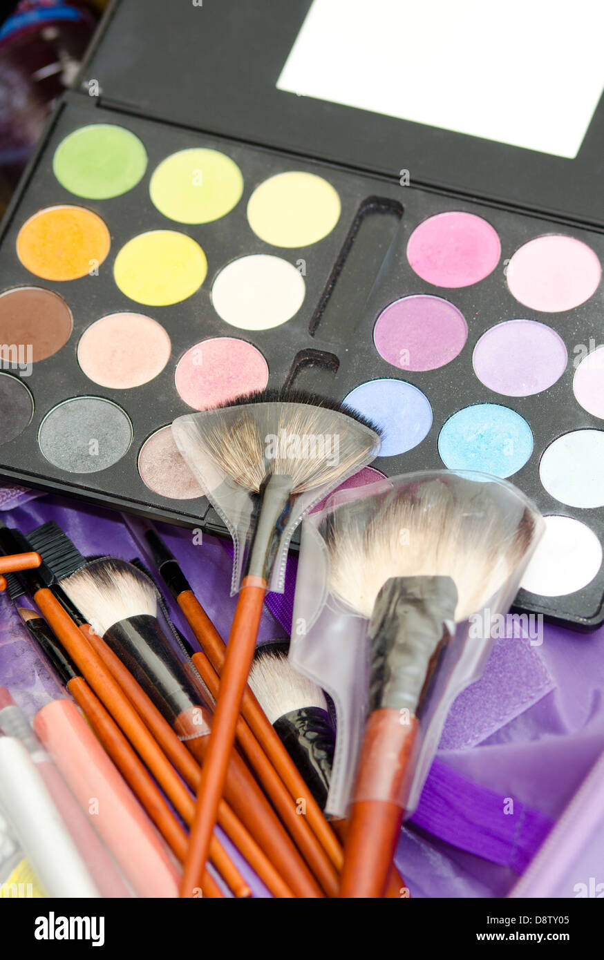Make-up Lidschatten und Bürsten Stockfoto Make-up Lidschatten und Bürsten Stockfoto