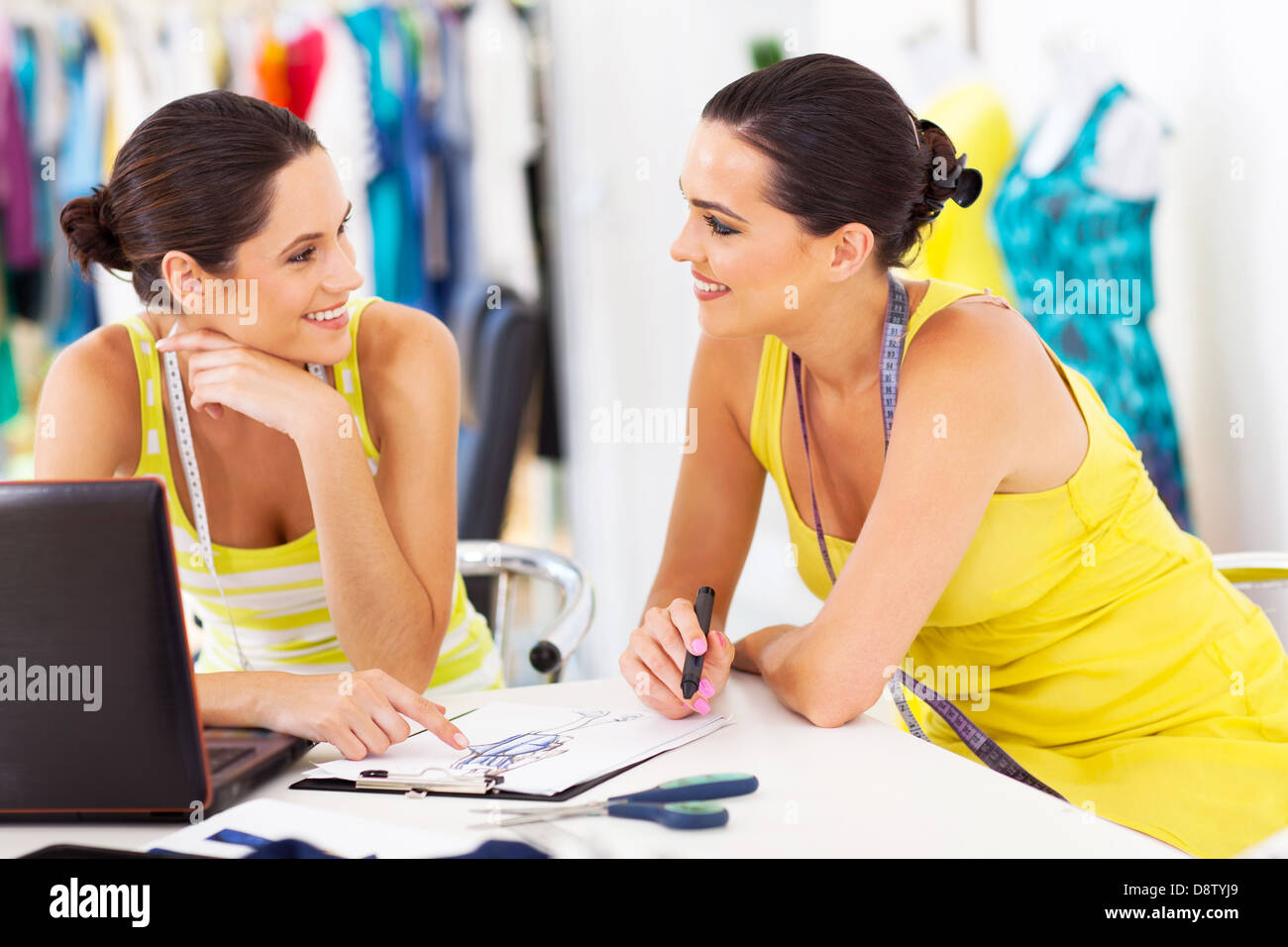 zwei glückliche Modedesigner diskutieren neues Design Studio Stockfoto