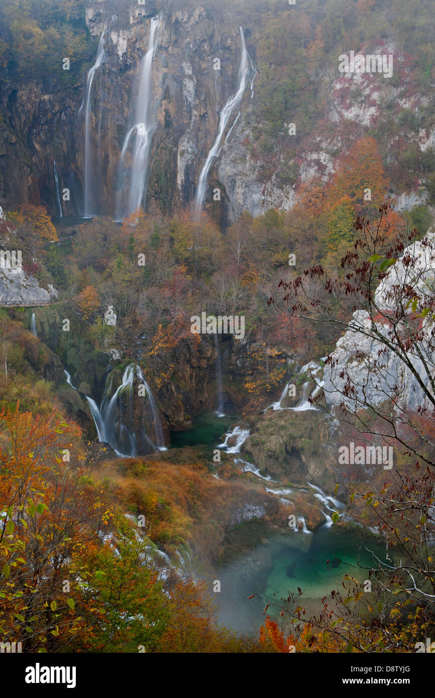 Der große Wasserfall in Herbstfarben, National Park Plitvicer Seen, Kroatien Stockfoto