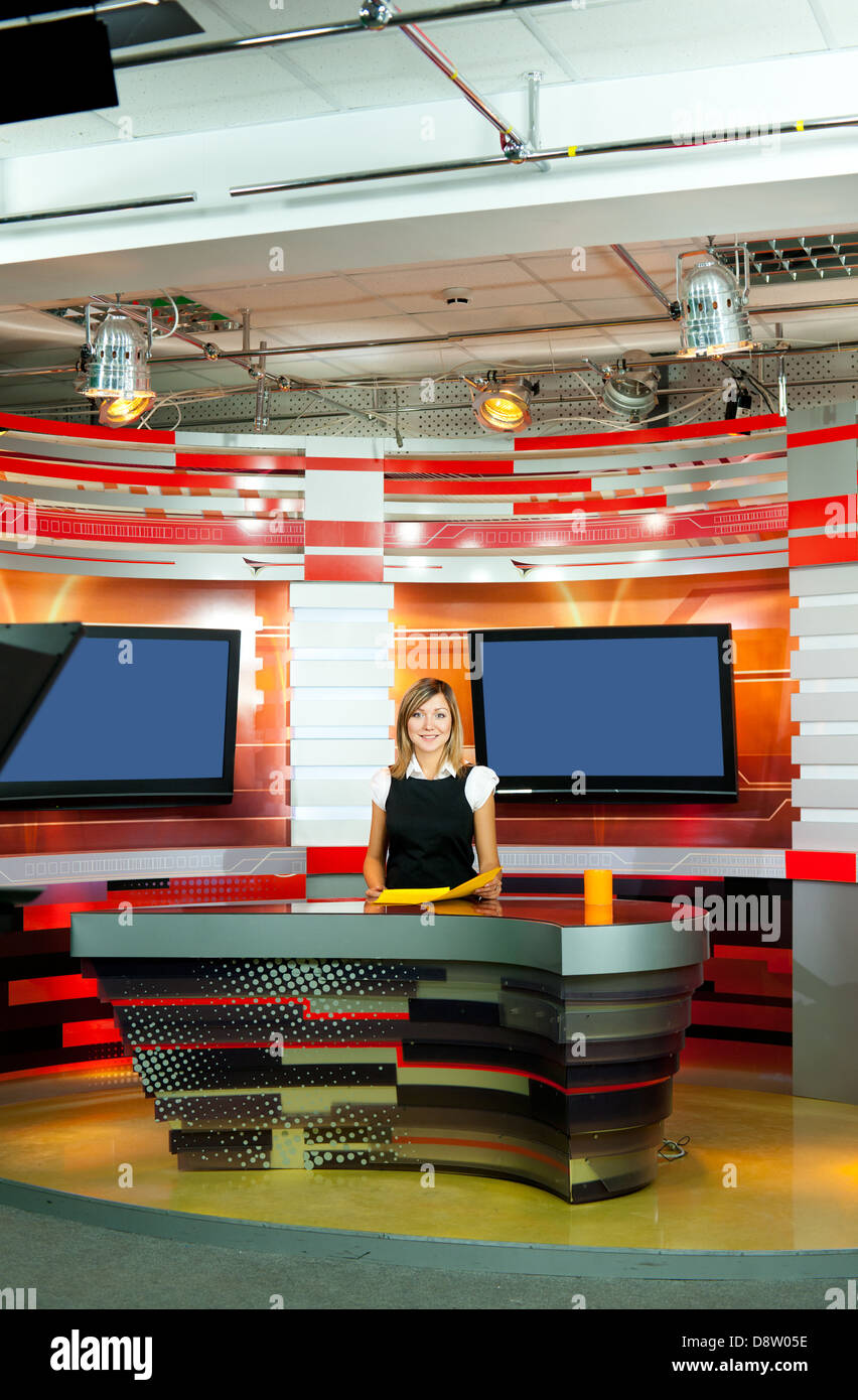 TV-Moderatorin im TV-studio Stockfoto