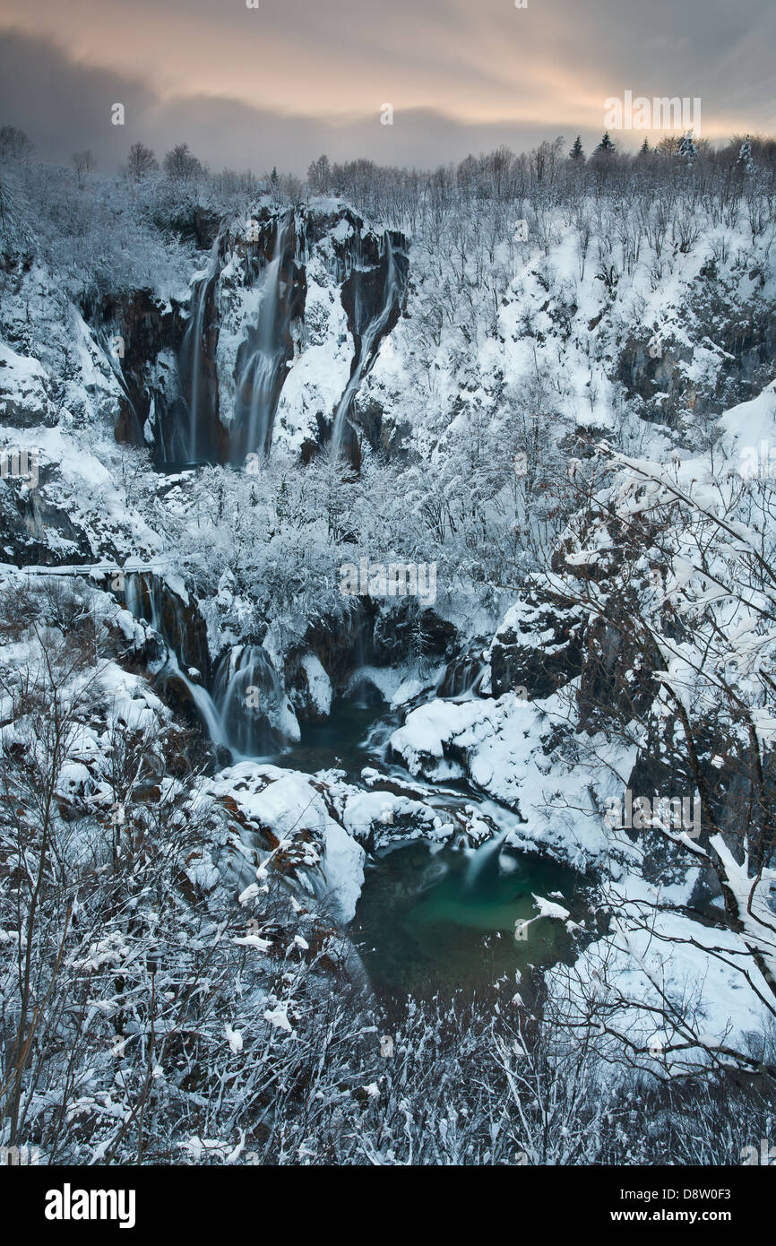 Plitvicer Seen große Wasserfall im Winter, National Park Plitvicer Seen, Kroatien Stockfoto