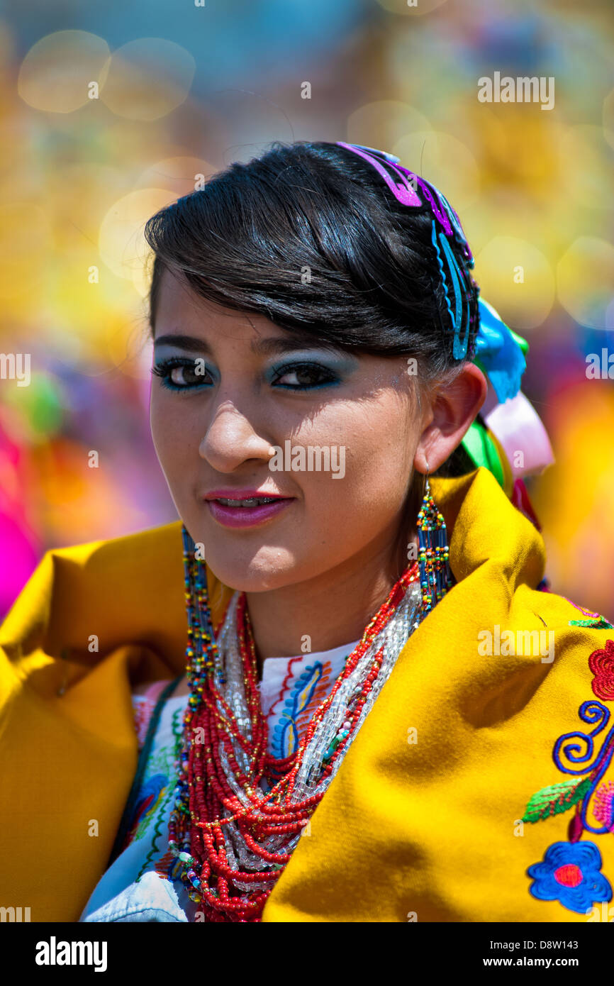 Ein Mädchen Tänzer (Danzante) nimmt Teil an der religiösen Parade innerhalb des Fronleichnam-Festivals in Pujilí, Ecuador. Stockfoto