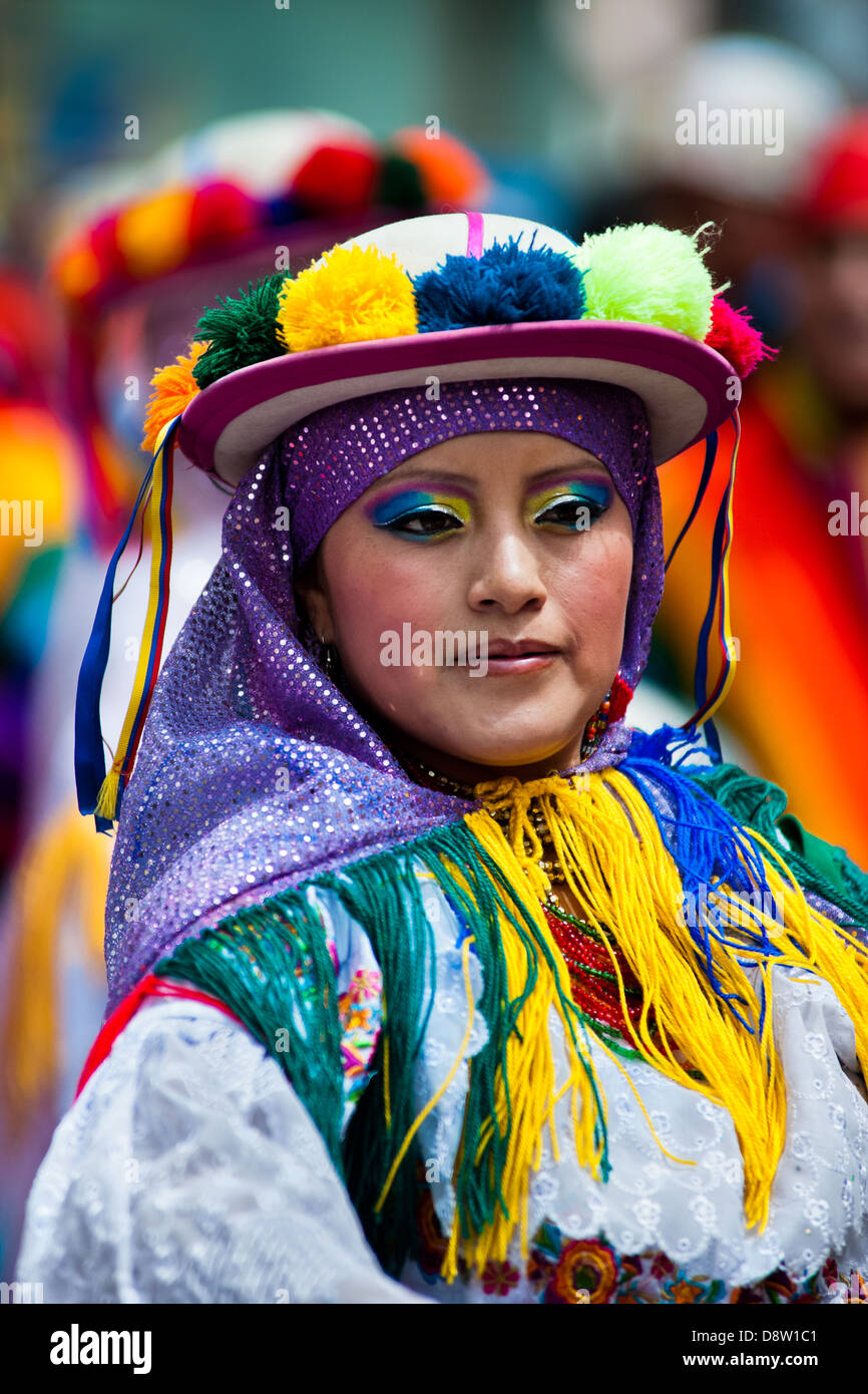 Ein Mädchen Tänzer (Danzante) führt in die religiösen Parade innerhalb des Fronleichnam-Festivals in Pujilí, Ecuador. Stockfoto