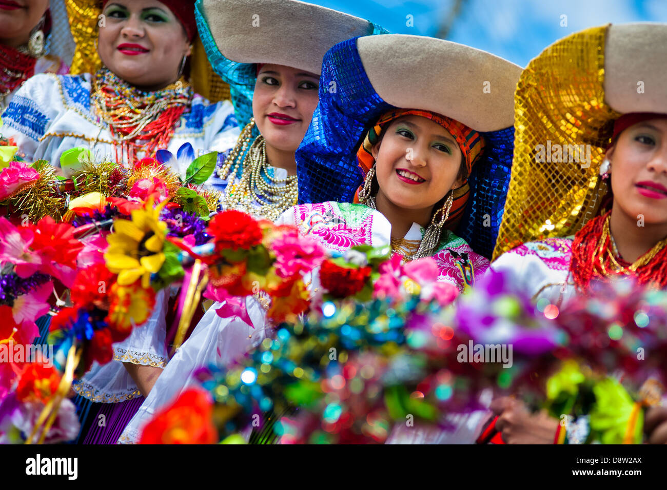 Frau Tänzer (danzantes) nehmen Sie teil an der religiösen Parade innerhalb des Corpus Christi Festival in Pujilí, Ecuador. Stockfoto