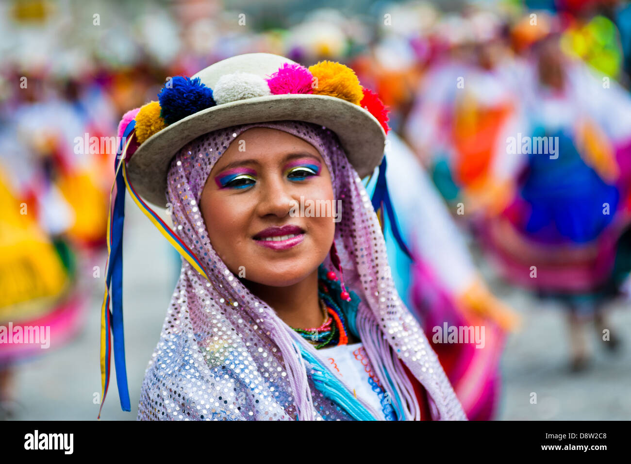 Ein Mädchen Tänzer (Danzante) führt in die religiösen Parade innerhalb des Fronleichnam-Festivals in Pujilí, Ecuador. Stockfoto