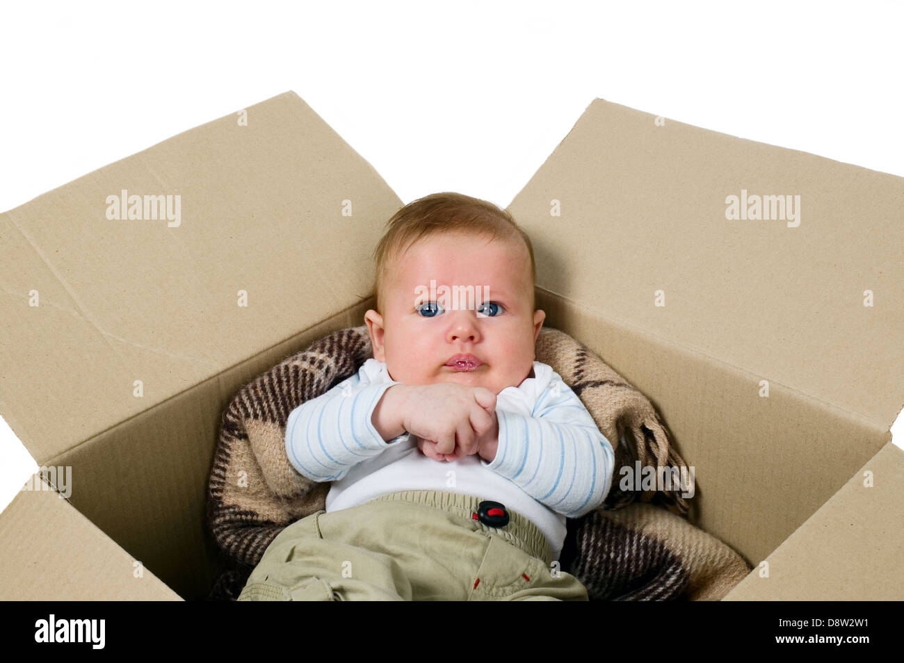 Baby Boy ist in der Box mit pelzigen Decke Stockfoto